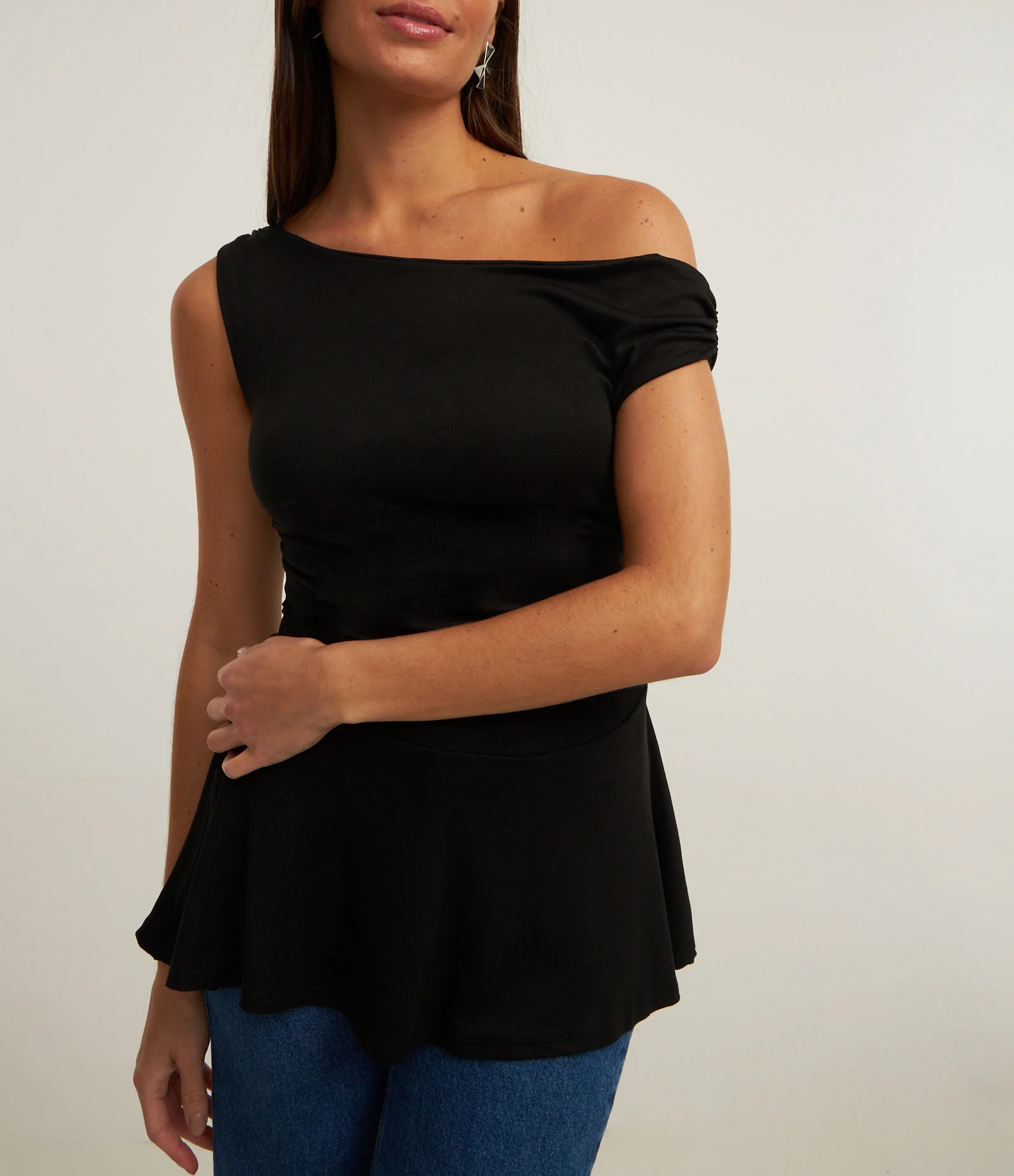 Blusa em Ribana com Ombro Assimétrico e Barra Peplum Preto 1