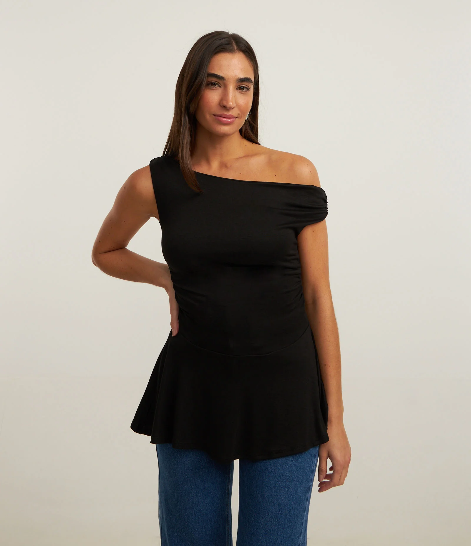 Blusa em Ribana com Ombro Assimétrico e Barra Peplum Preto 2