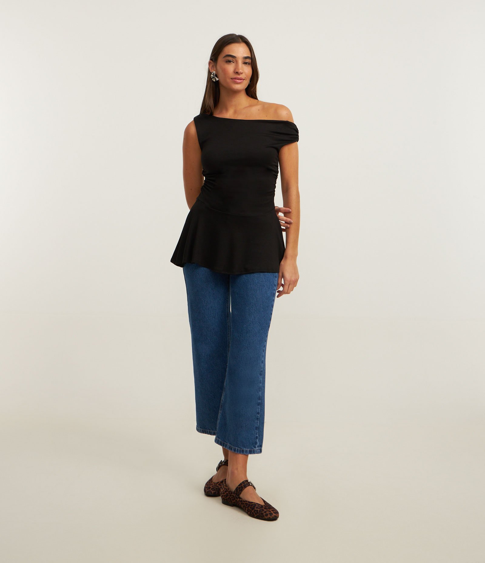 Blusa em Ribana com Ombro Assimétrico e Barra Peplum Preto 3