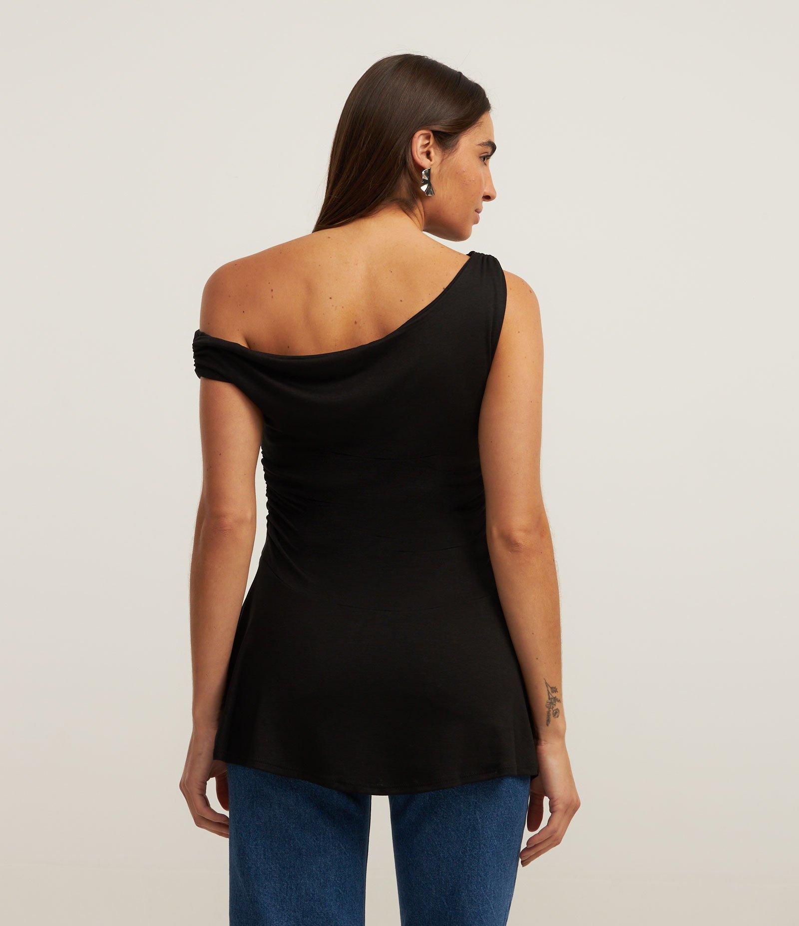 Blusa em Ribana com Ombro Assimétrico e Barra Peplum Preto 4
