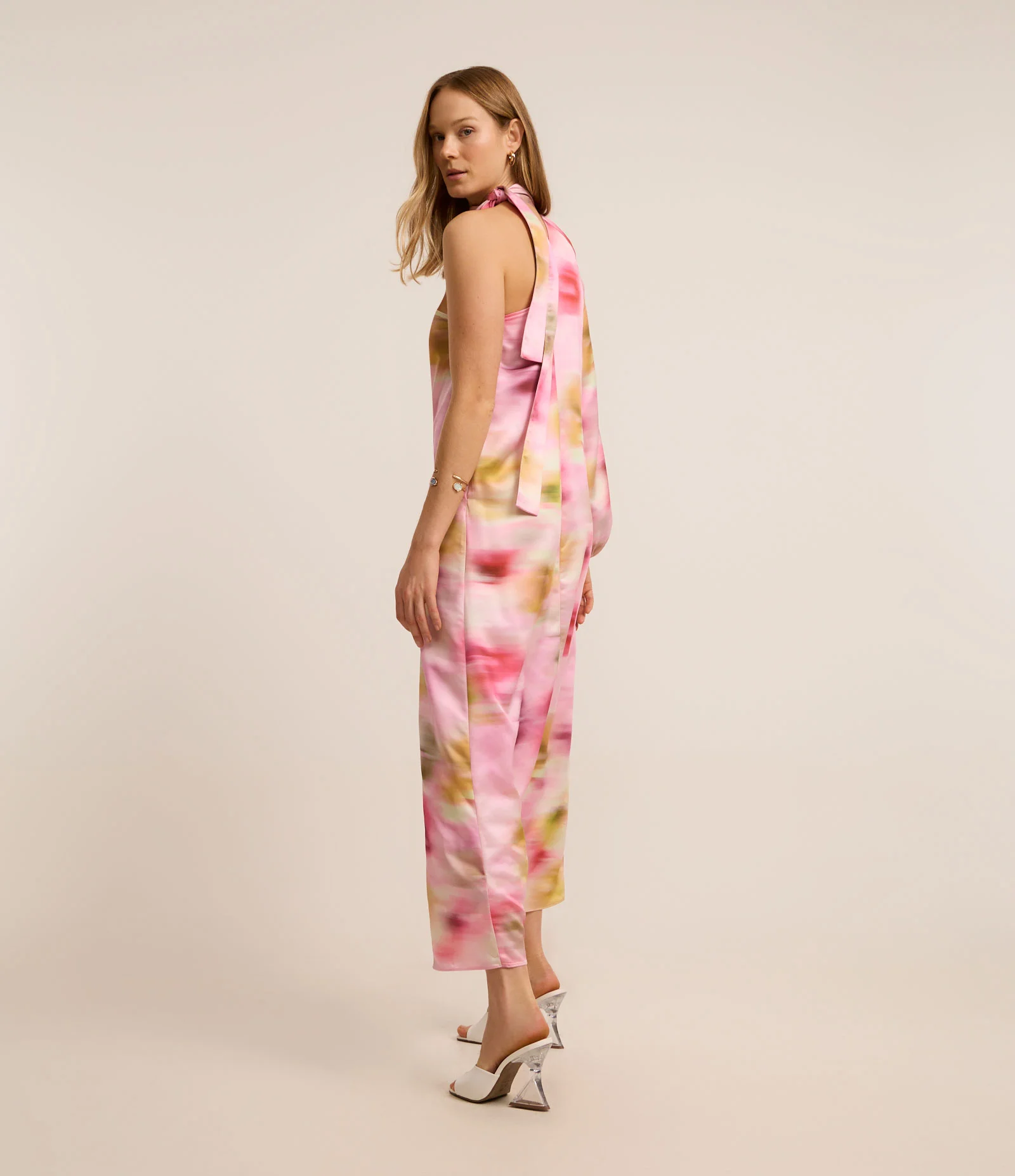 Vestido Longo em Cetim com Ombro Só e Estampa Abstrata Rosa 2