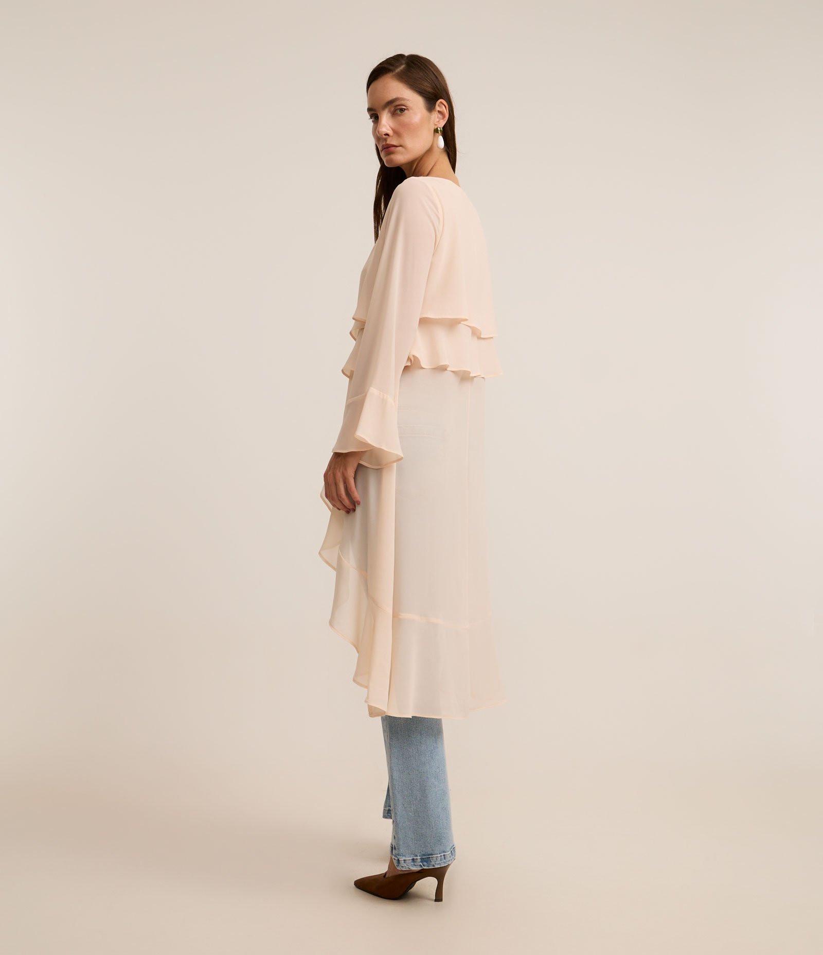 Blusa Bata em Chiffon Alongada com Babados Bege 2