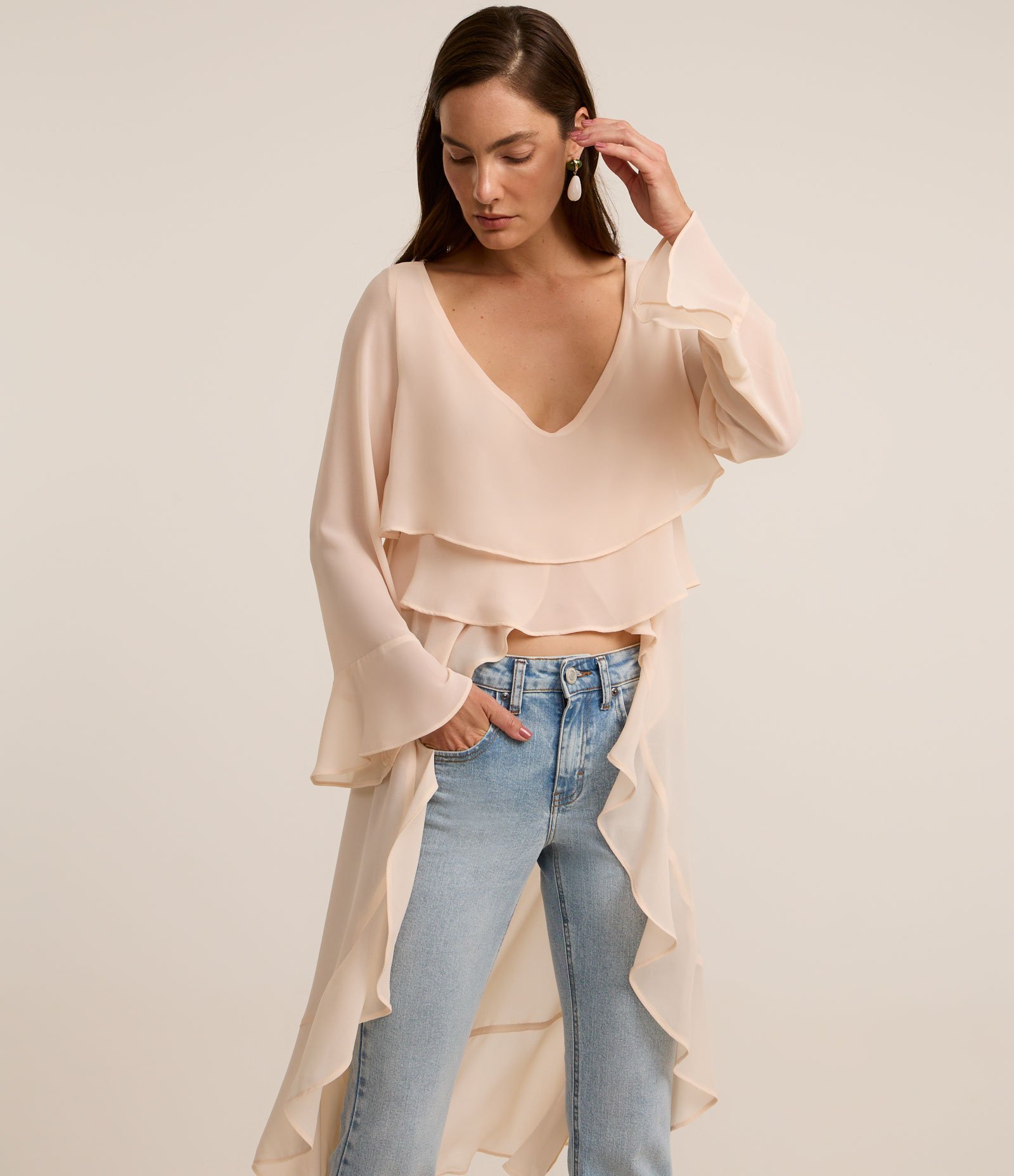 Blusa Bata em Chiffon Alongada com Babados Bege 3