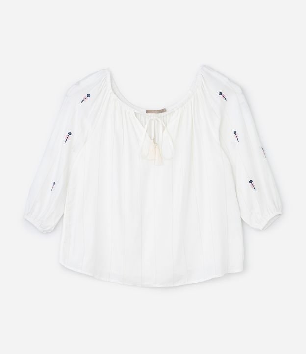 Blusa Bata em Viscose com Listras Discretas e Bordado de Flor Curve & Plus Size