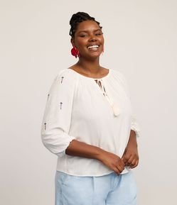 Blusa Bata em Viscose com Listras Discretas e Bordado de Flor Curve & Plus Size
