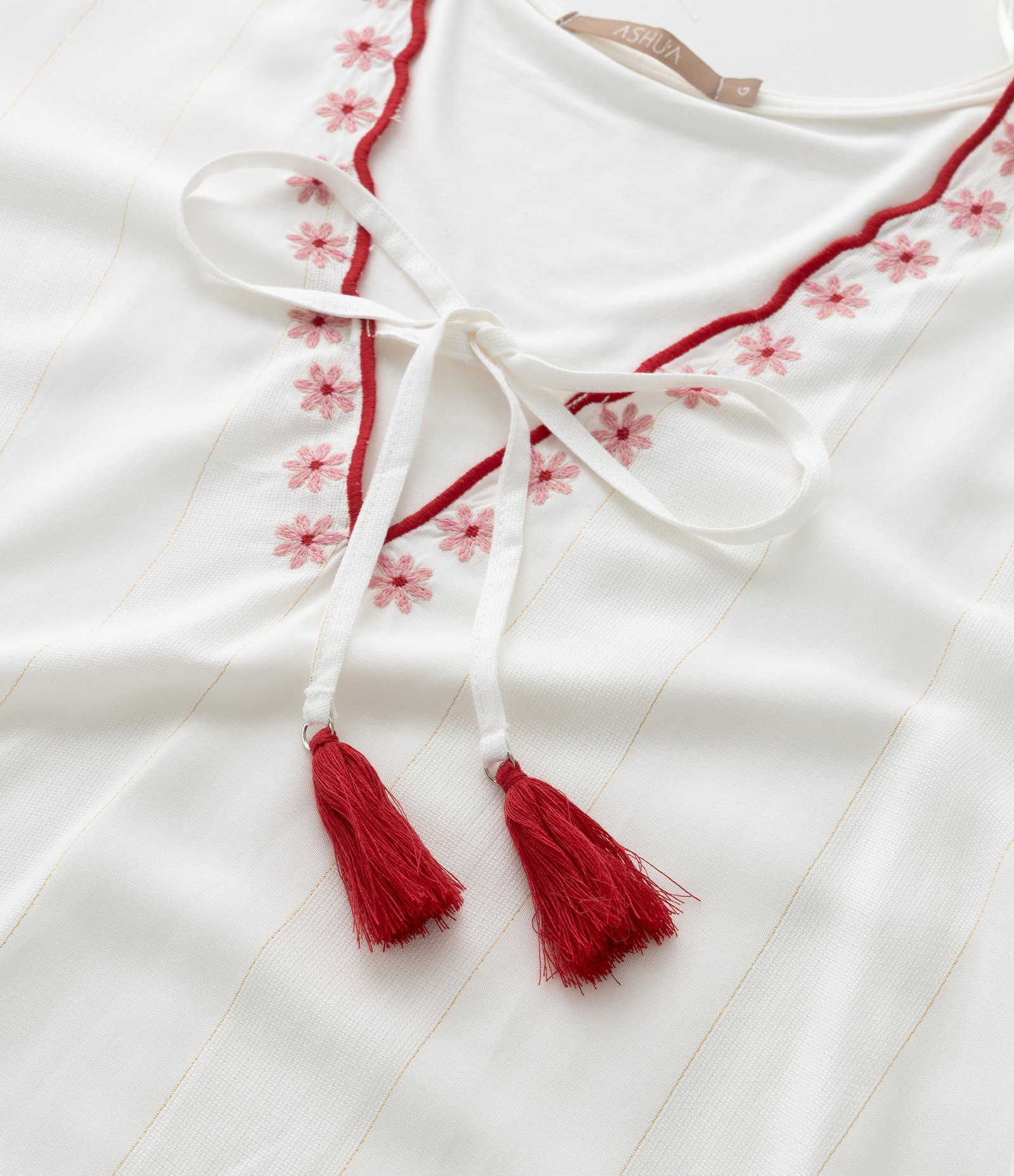 Blusa Bata em Viscose Texturizada com Bordado na Gola e Tassel Curve & Plus Size Branco 8