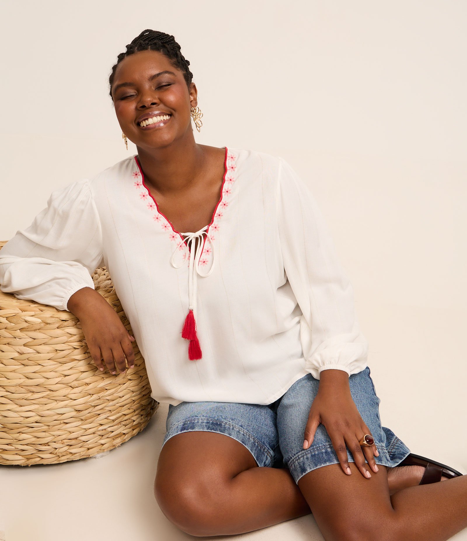 Blusa Bata em Viscose Texturizada com Bordado na Gola e Tassel Curve & Plus Size Branco 2