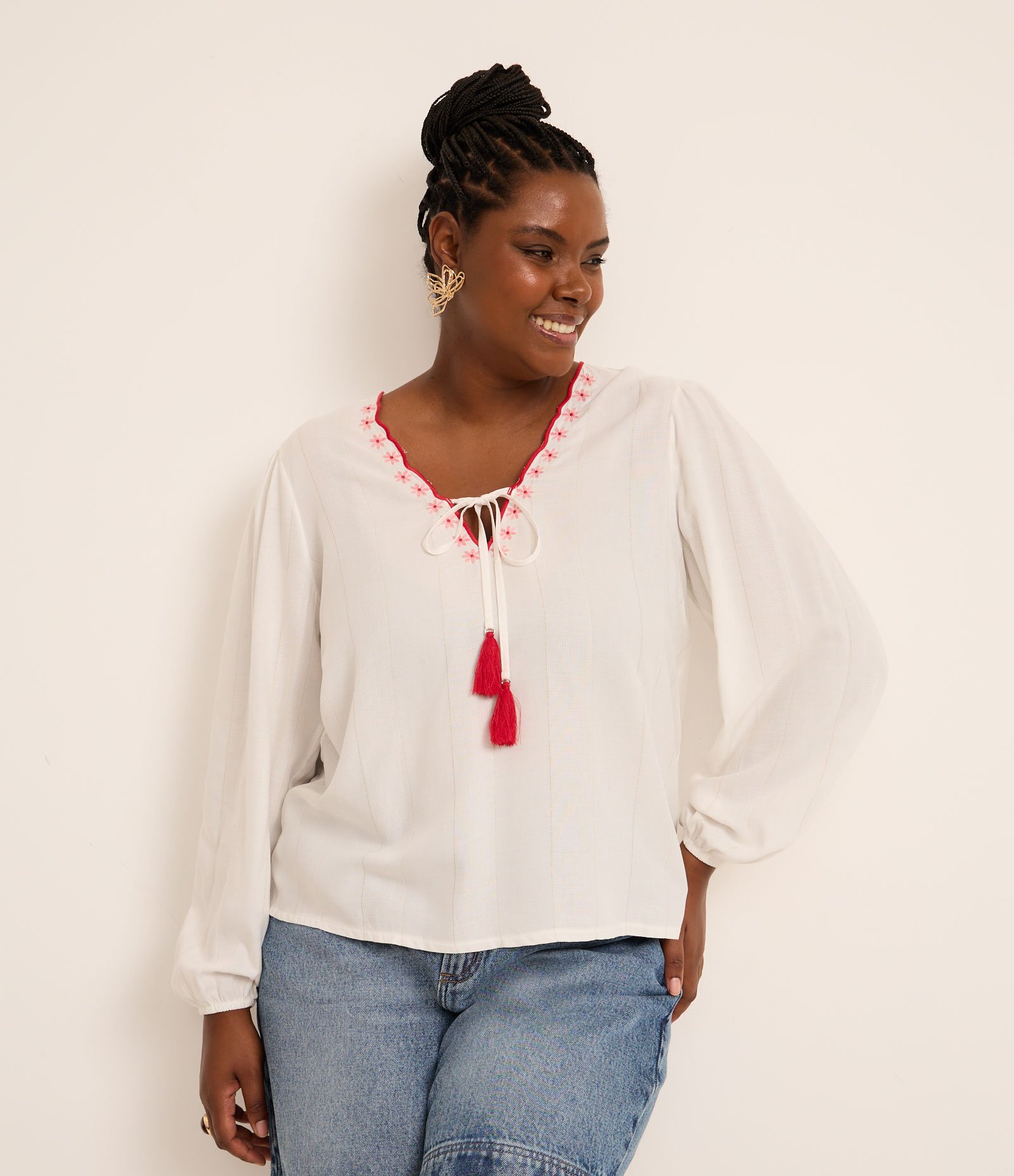 Blusa Bata em Viscose Texturizada com Bordado na Gola e Tassel Curve & Plus Size Branco 3