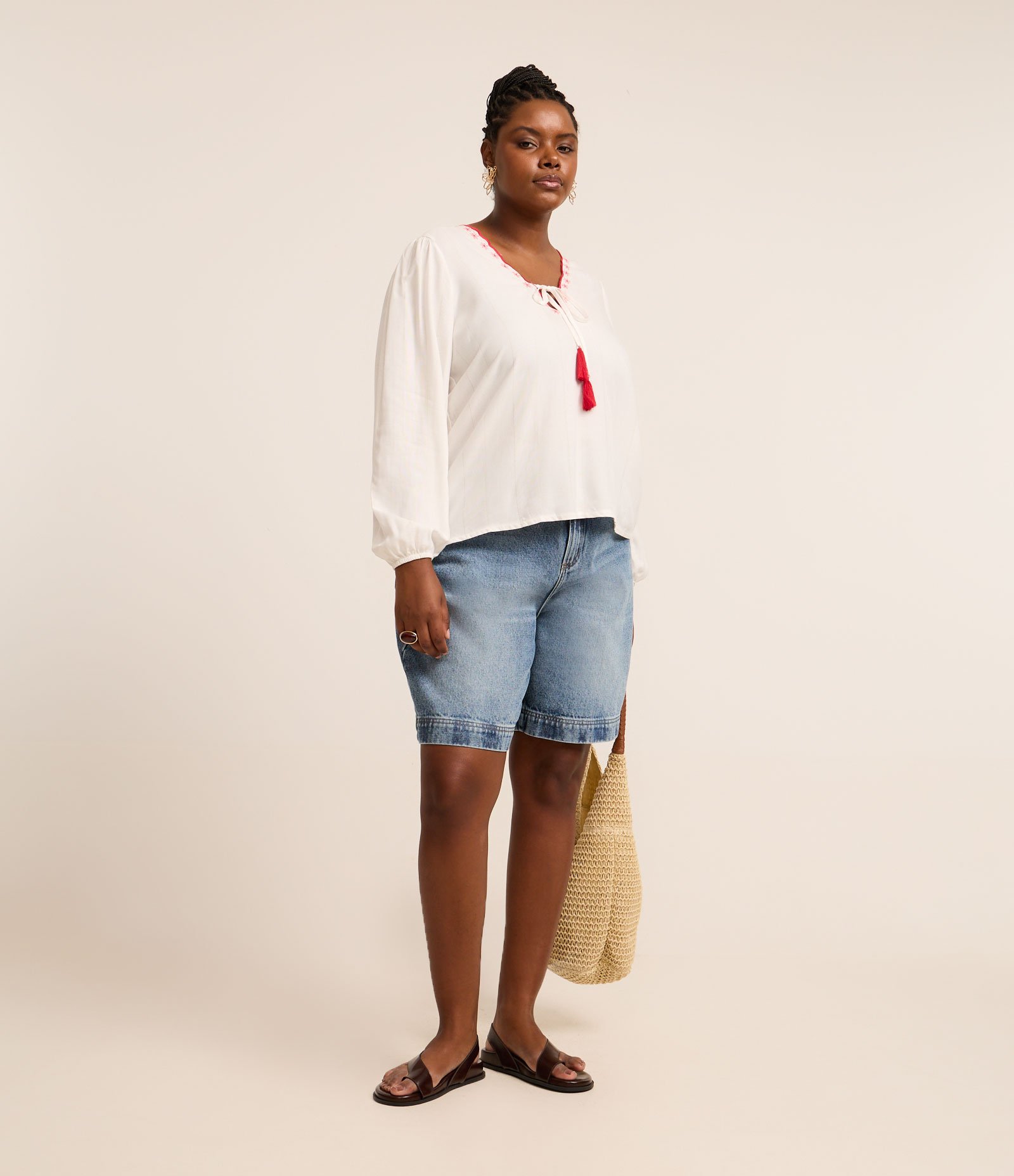 Blusa Bata em Viscose Texturizada com Bordado na Gola e Tassel Curve & Plus Size Branco 4