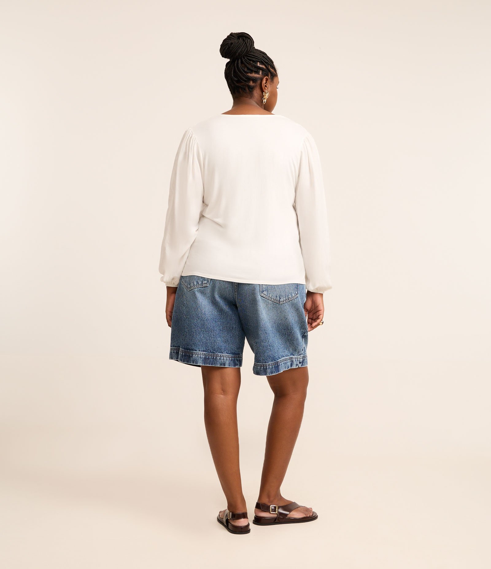 Blusa Bata em Viscose Texturizada com Bordado na Gola e Tassel Curve & Plus Size Branco 5