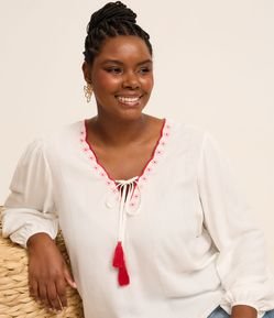 Blusa Bata em Viscose Texturizada com Bordado na Gola e Tassel Curve & Plus Size