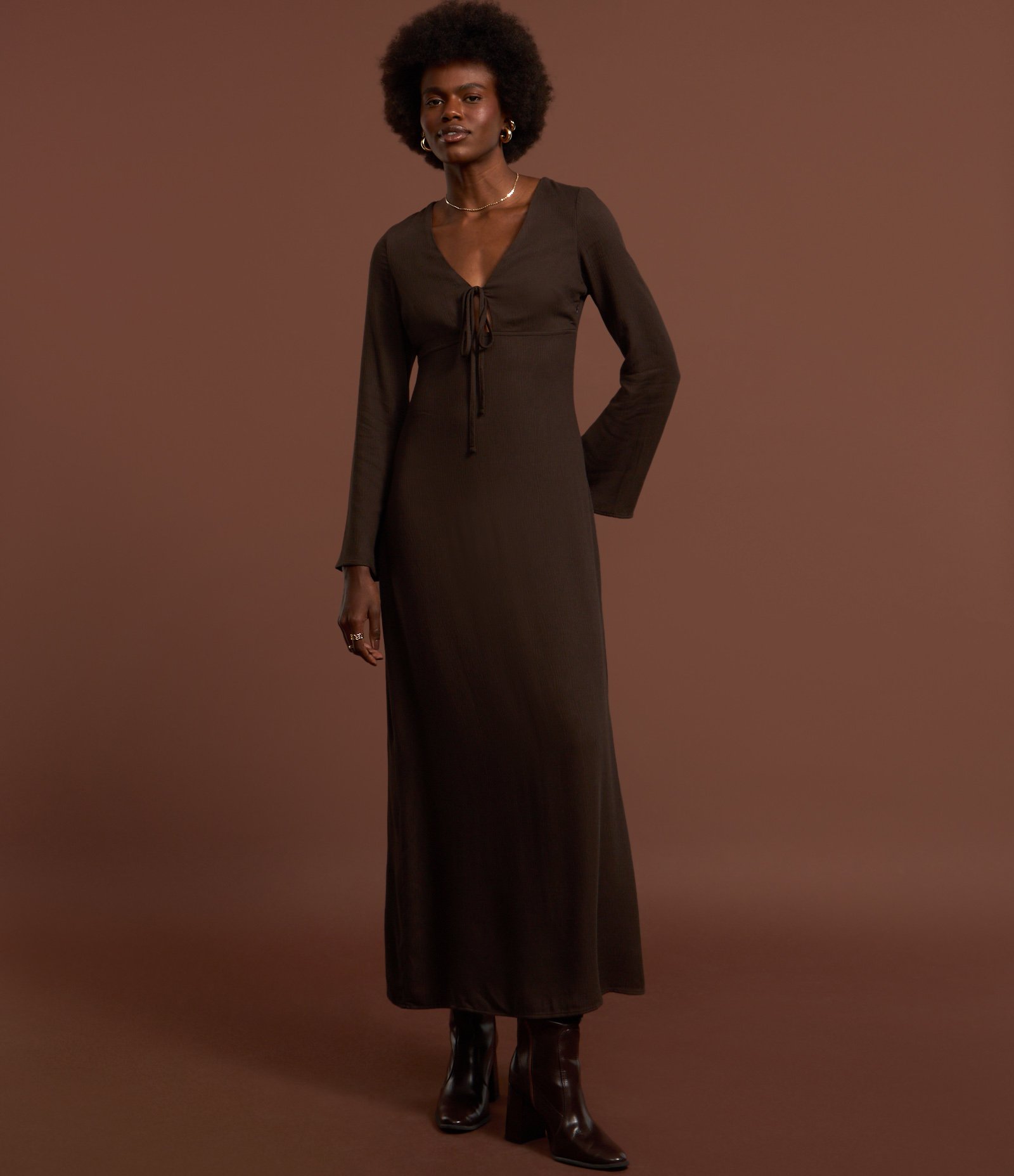 Vestido Long Midi com Textura Maquinetada e Manga Flare Marrom 4