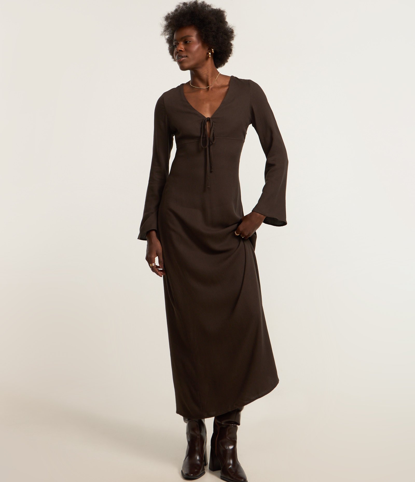 Vestido Long Midi com Textura Maquinetada e Manga Flare Marrom 2