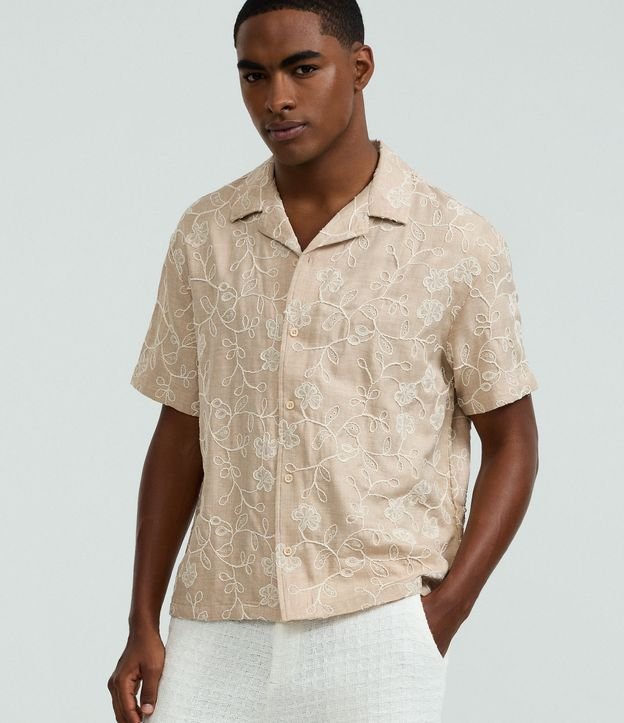 Camisa Regular  Manga Curta com Bordado Floral