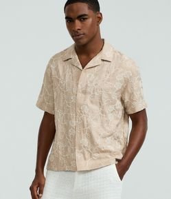 Camisa Regular  Manga Curta com Bordado Floral