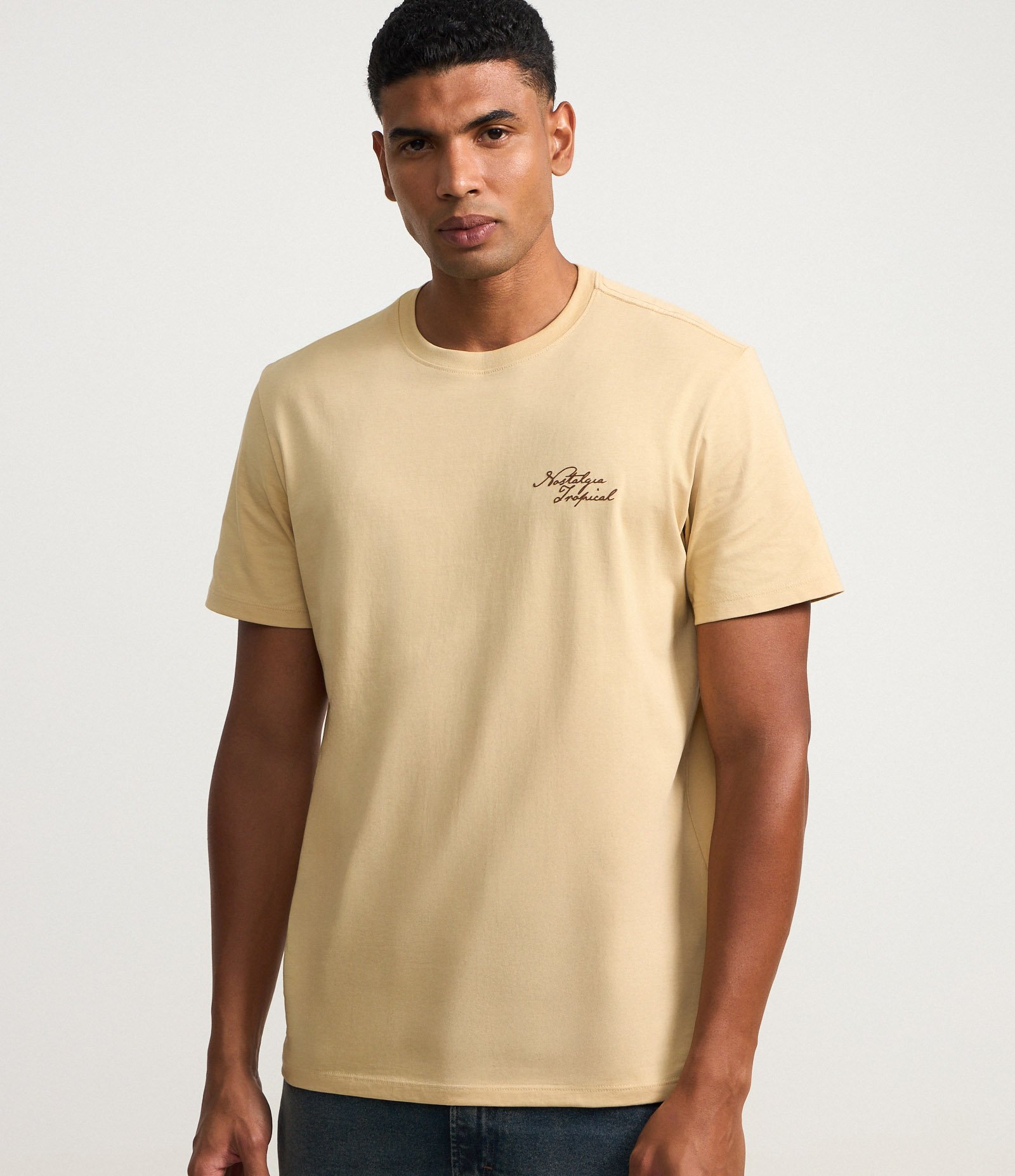 Camiseta Comfort em Algodão com Estampa Lettering Nostalgia Tropical Bege 1