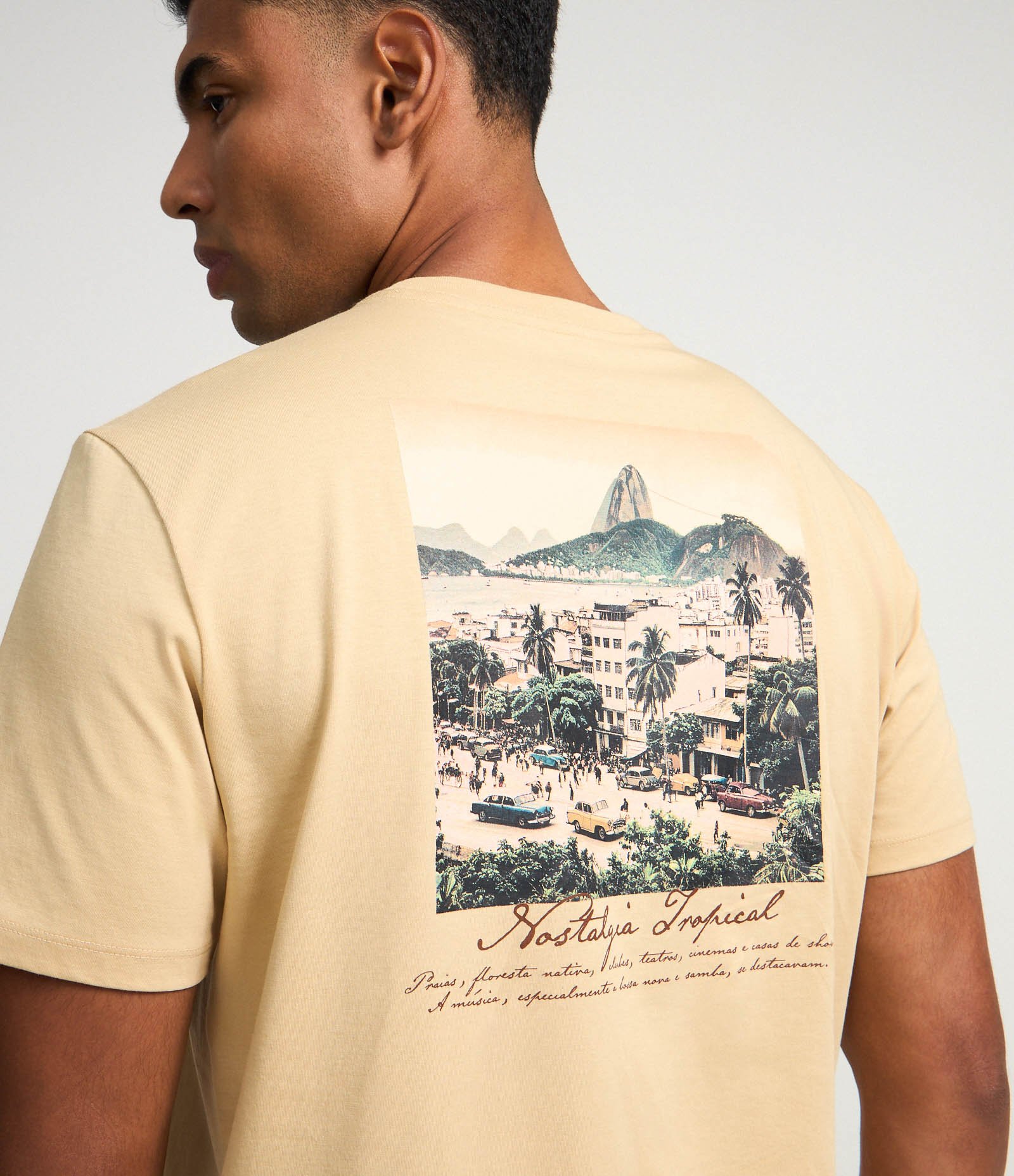 Camiseta Comfort em Algodão com Estampa Lettering Nostalgia Tropical Bege 3