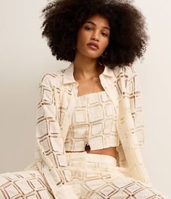 Blusa Cropped em Laise de Efeito Crochê com Entremeios