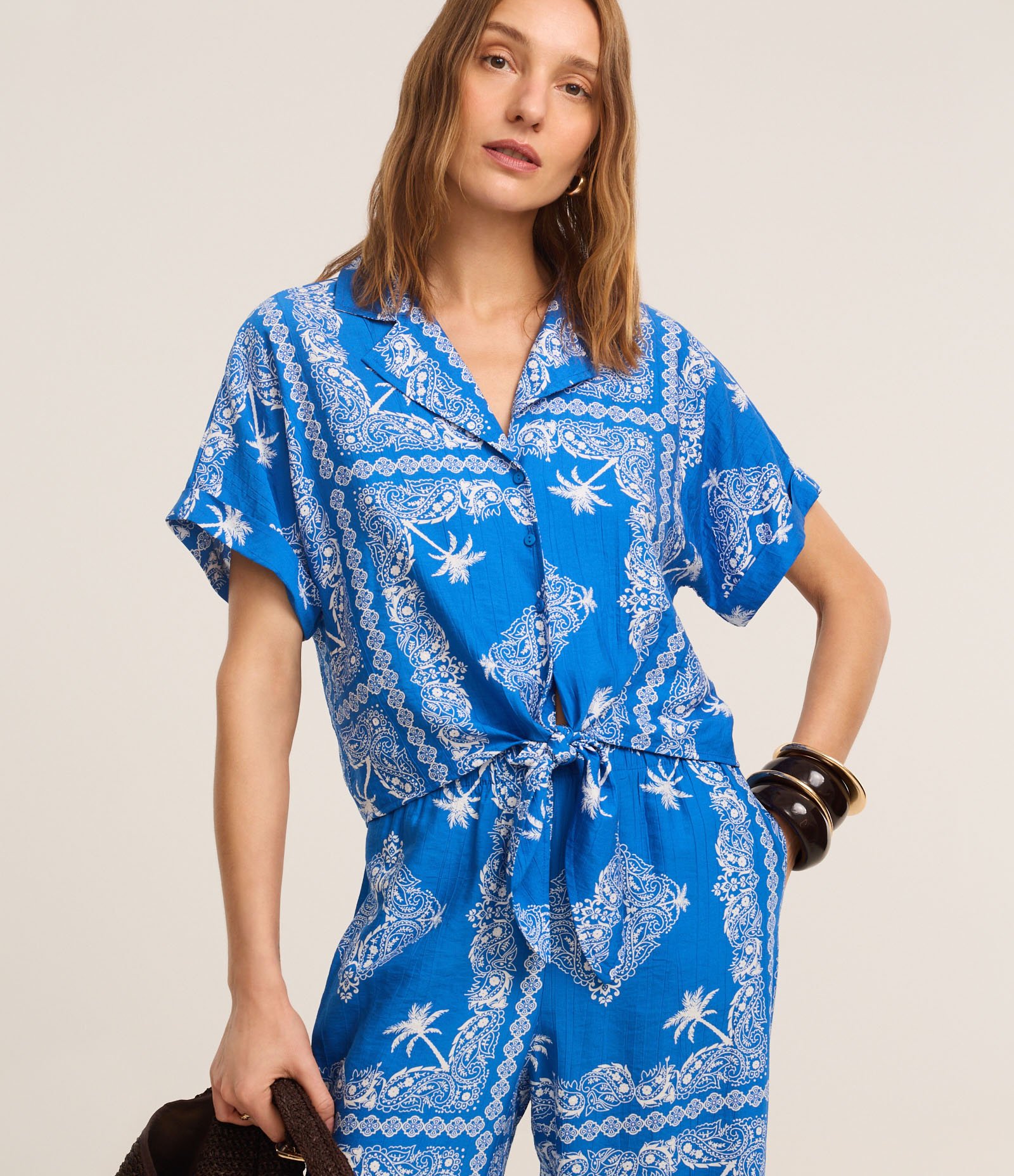 Camisa em Viscose com Amarração e Estampa Paisely Azul 1