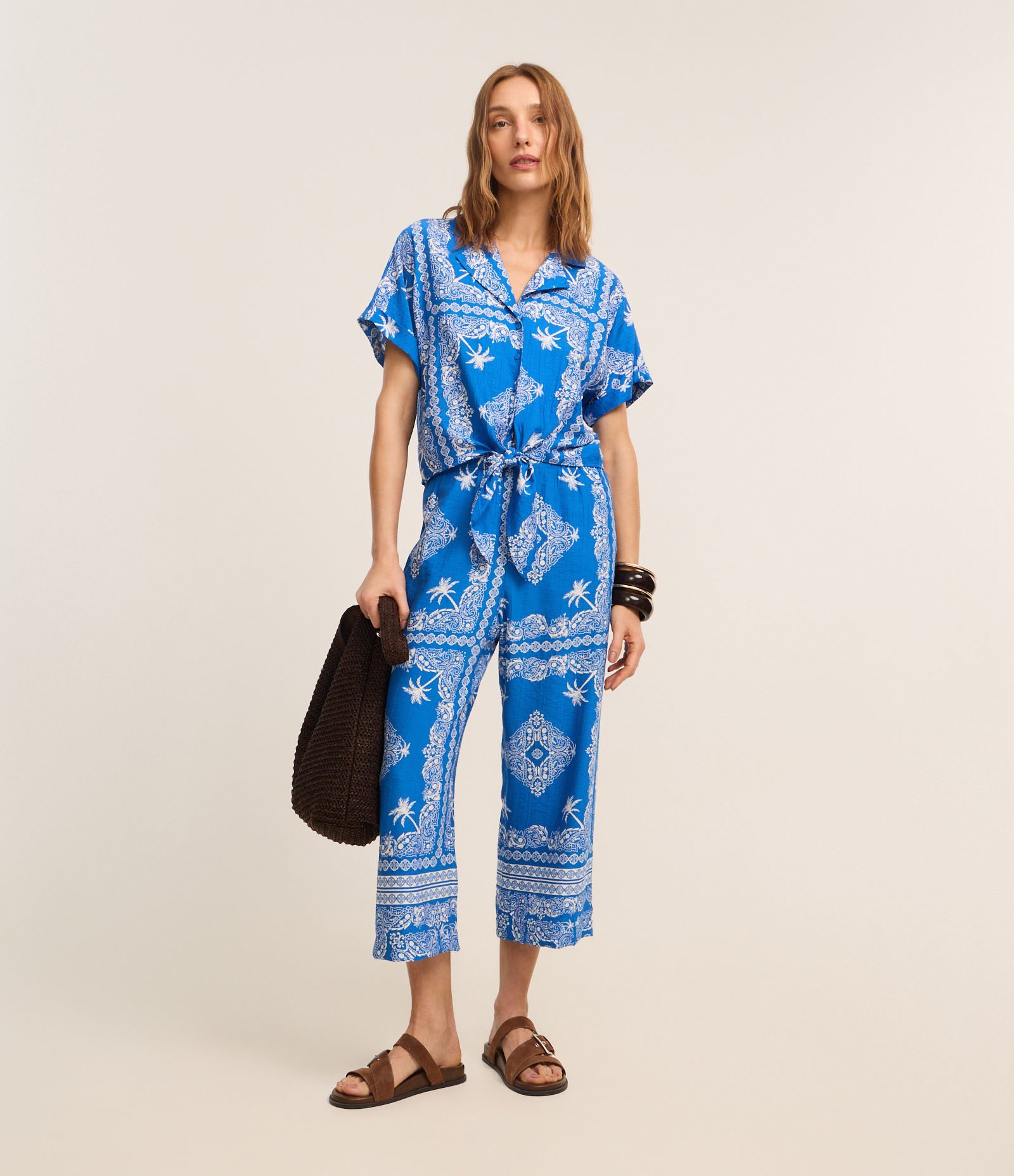 Camisa em Viscose com Amarração e Estampa Paisely Azul 2