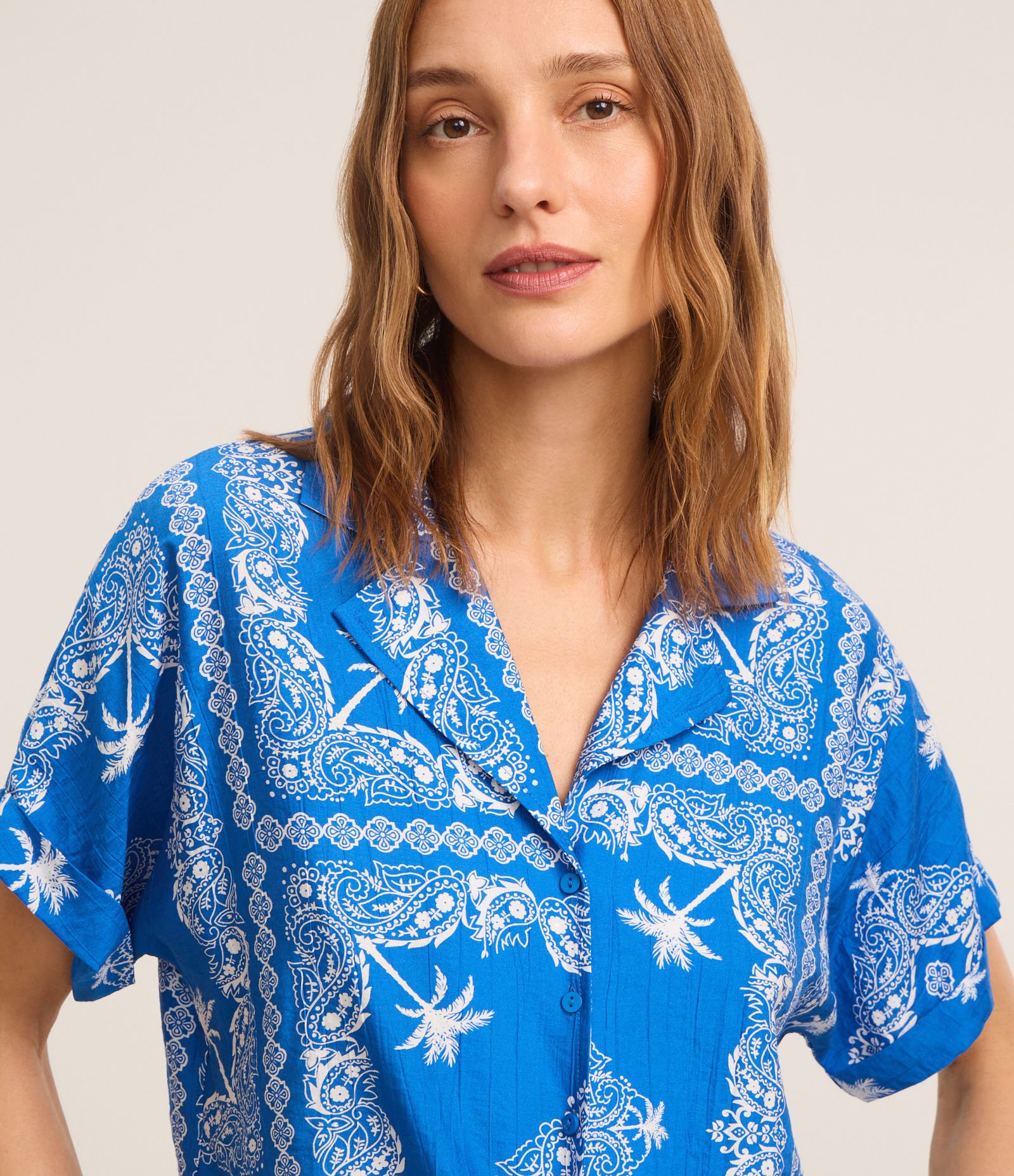 Camisa em Viscose com Amarração e Estampa Paisely Azul 3