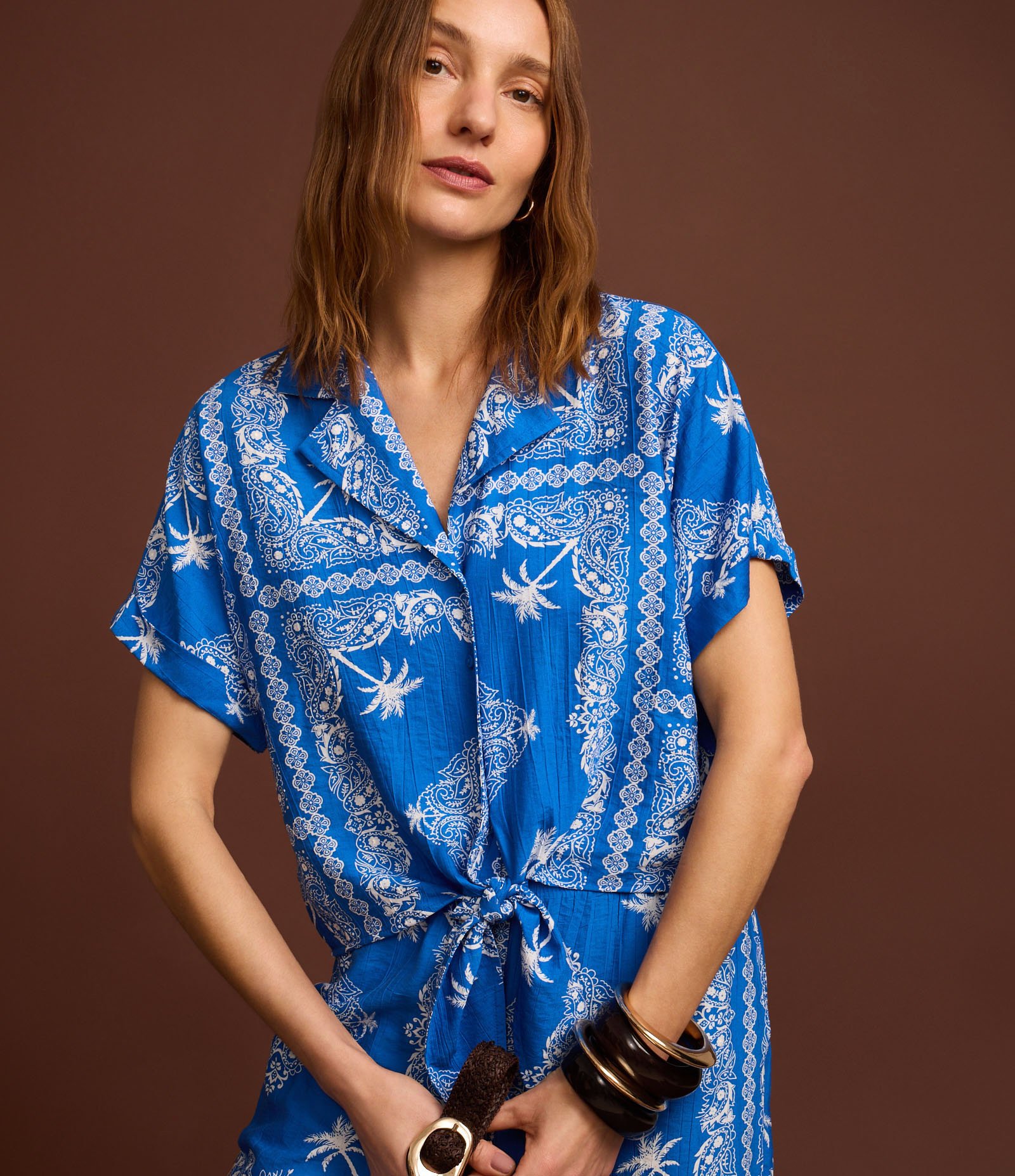 Camisa em Viscose com Amarração e Estampa Paisely Azul 5