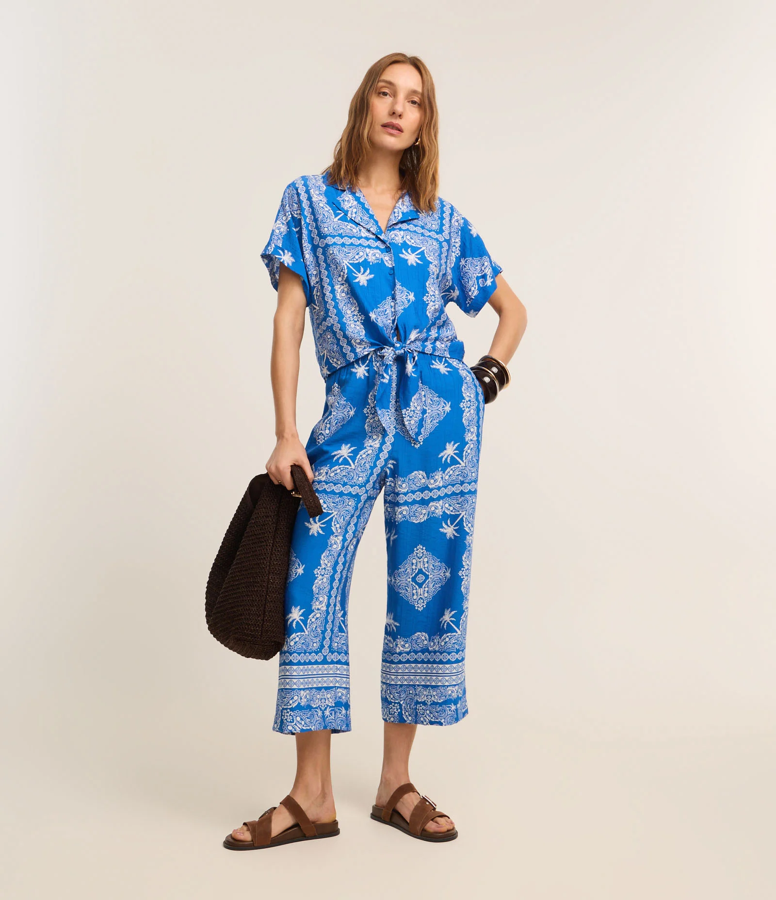 Calça Pantacourt Cintura Alta em Viscose com Estampa Paisley Azul 1