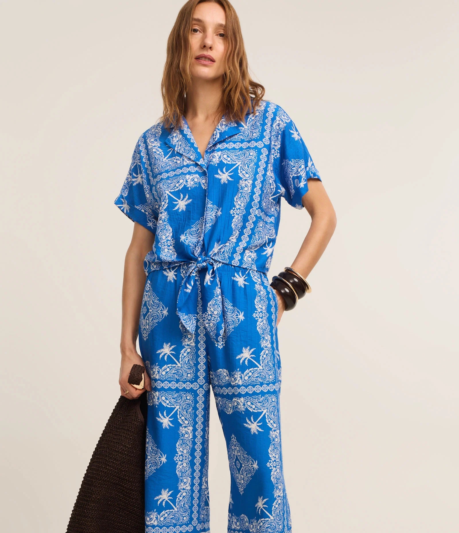 Calça Pantacourt Cintura Alta em Viscose com Estampa Paisley Azul 2