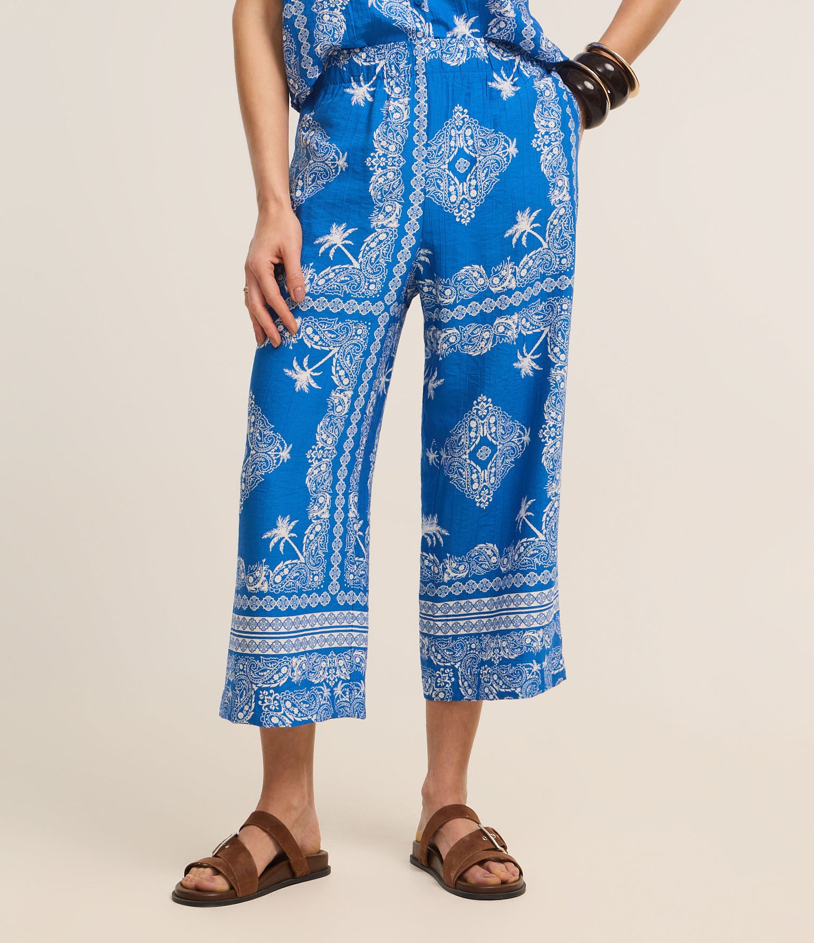 Calça Pantacourt Cintura Alta em Viscose com Estampa Paisley Azul 3