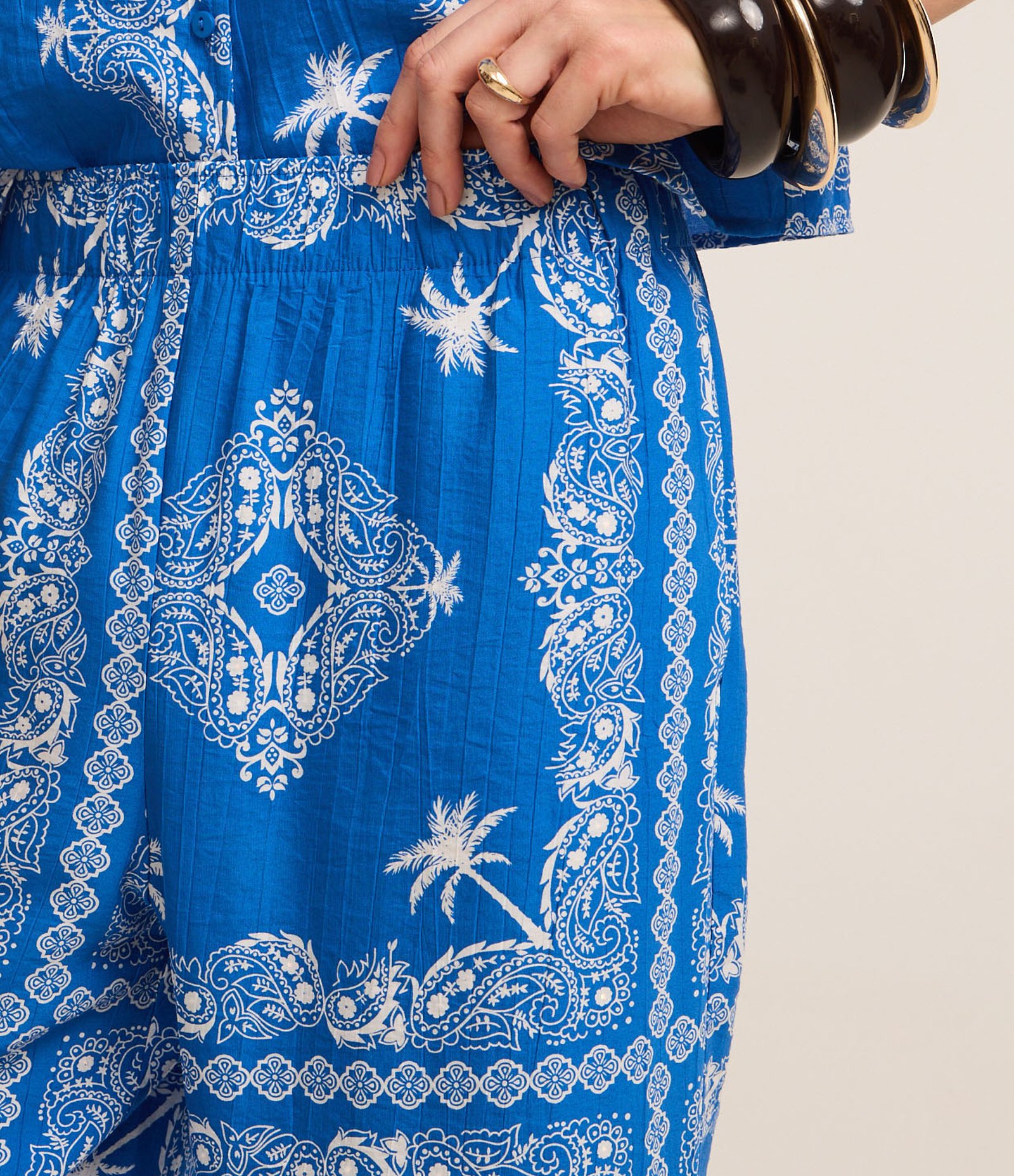 Calça Pantacourt Cintura Alta em Viscose com Estampa Paisley Azul 4
