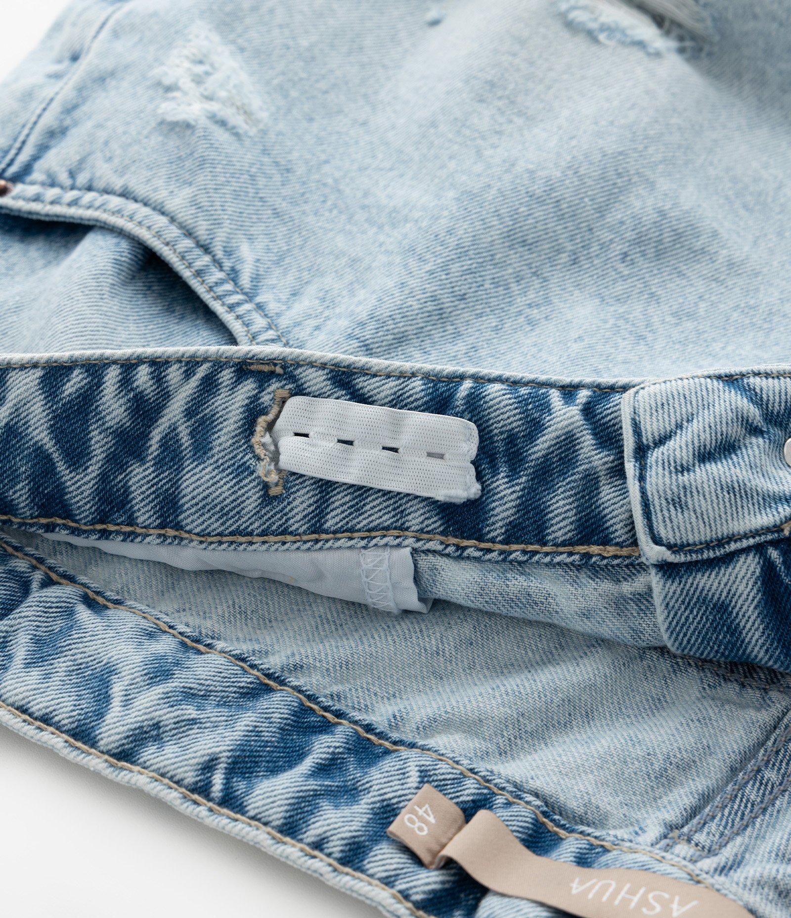 Short Boyfriend em Jeans com Puídos e Bordado de Guarda Sol Curve & Plus Size Azul 8