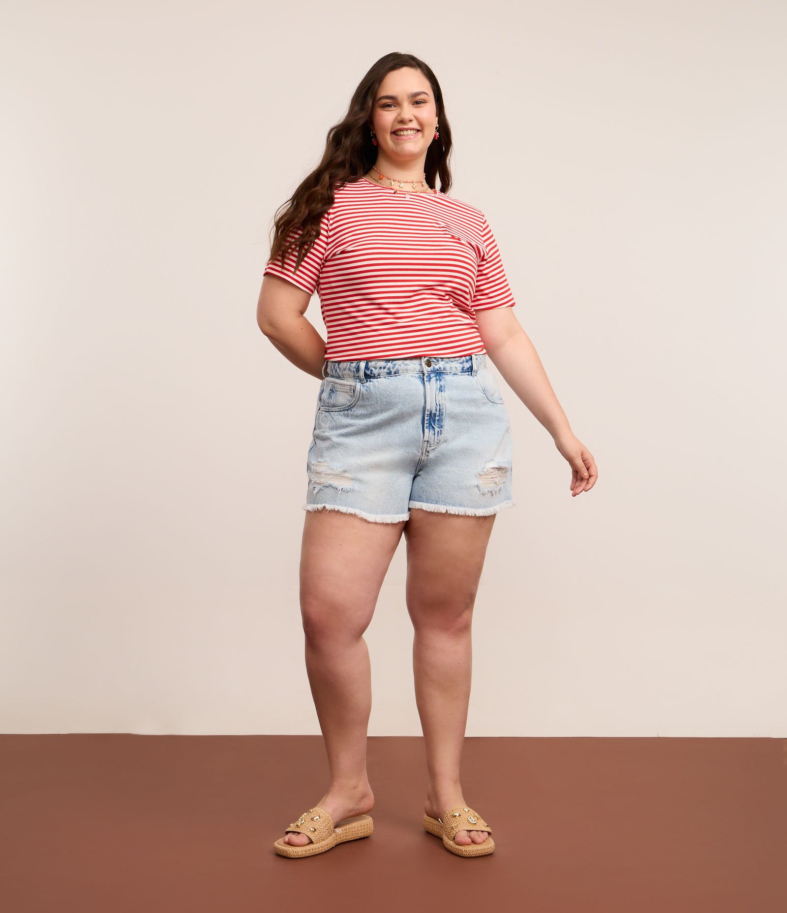 Short Boyfriend em Jeans com Puídos e Bordado de Guarda Sol Curve & Plus Size Azul 1