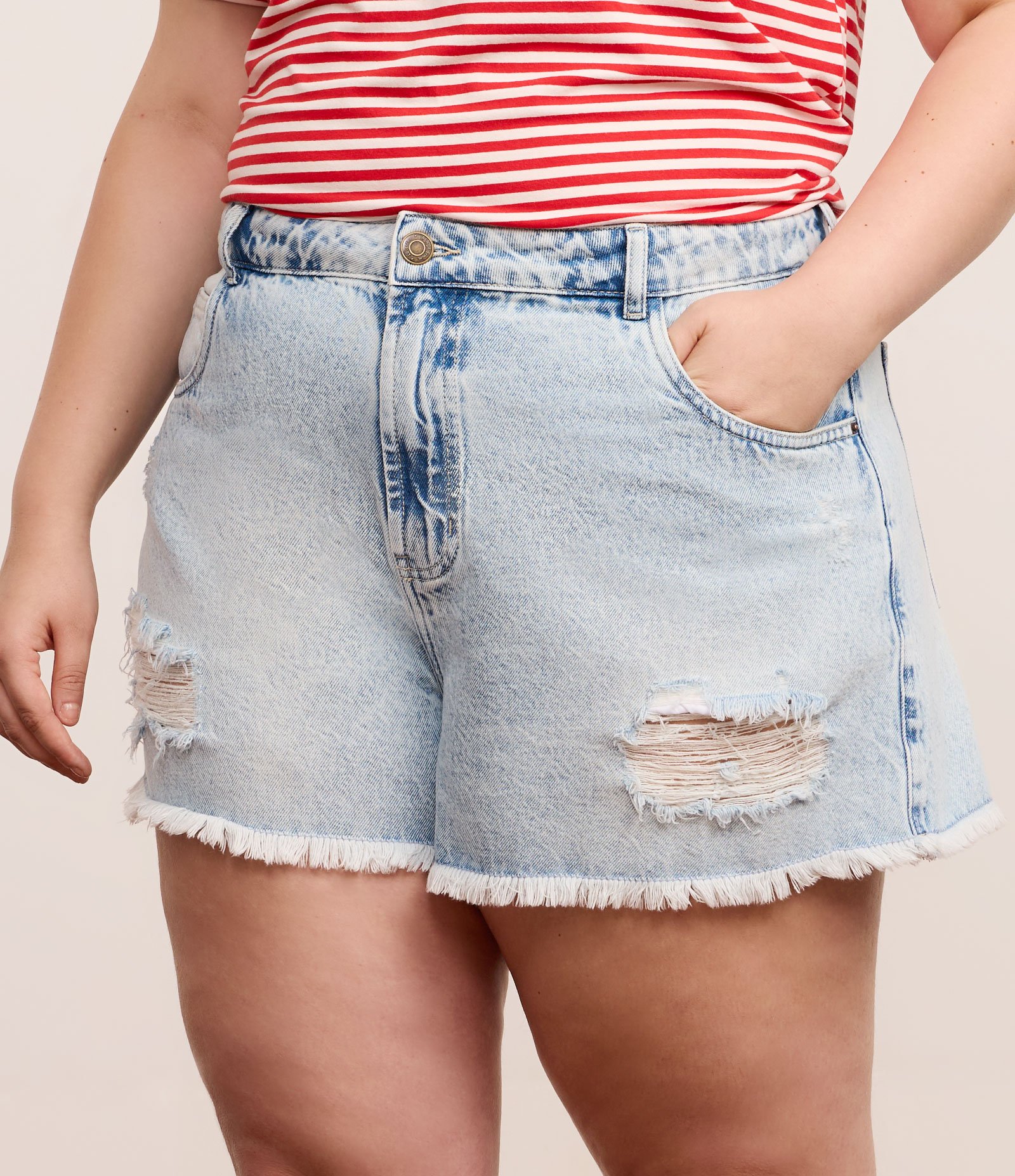 Short Boyfriend em Jeans com Puídos e Bordado de Guarda Sol Curve & Plus Size Azul 2