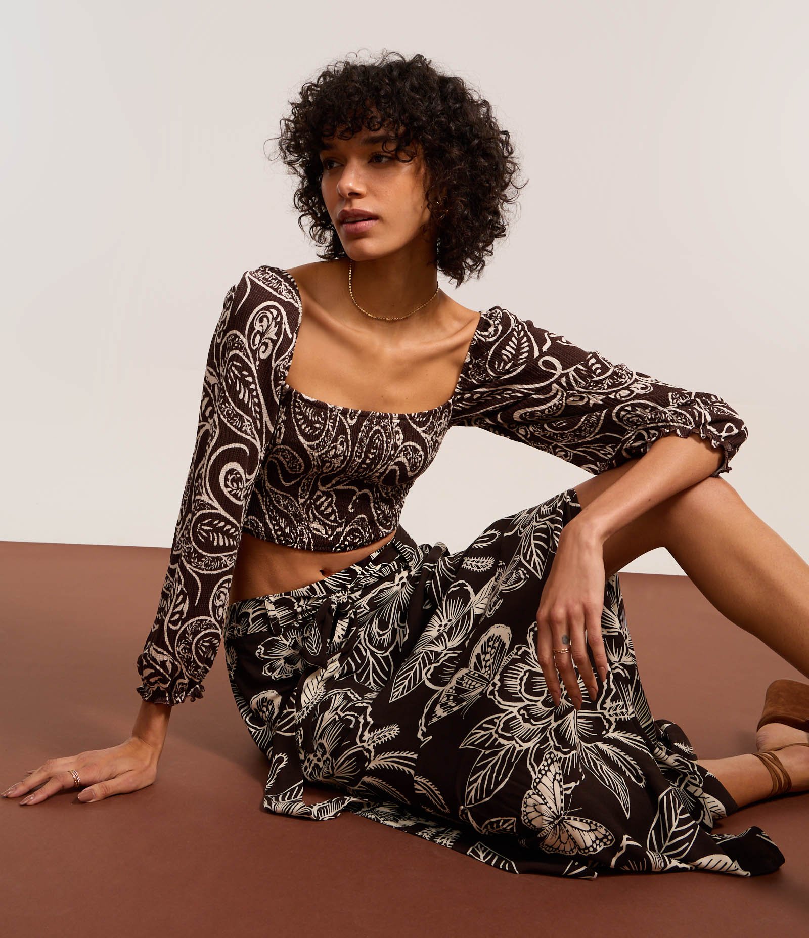 Blusa Cropped Texturizado com Lastex no Corpo e Estampa Paisley Preto 6