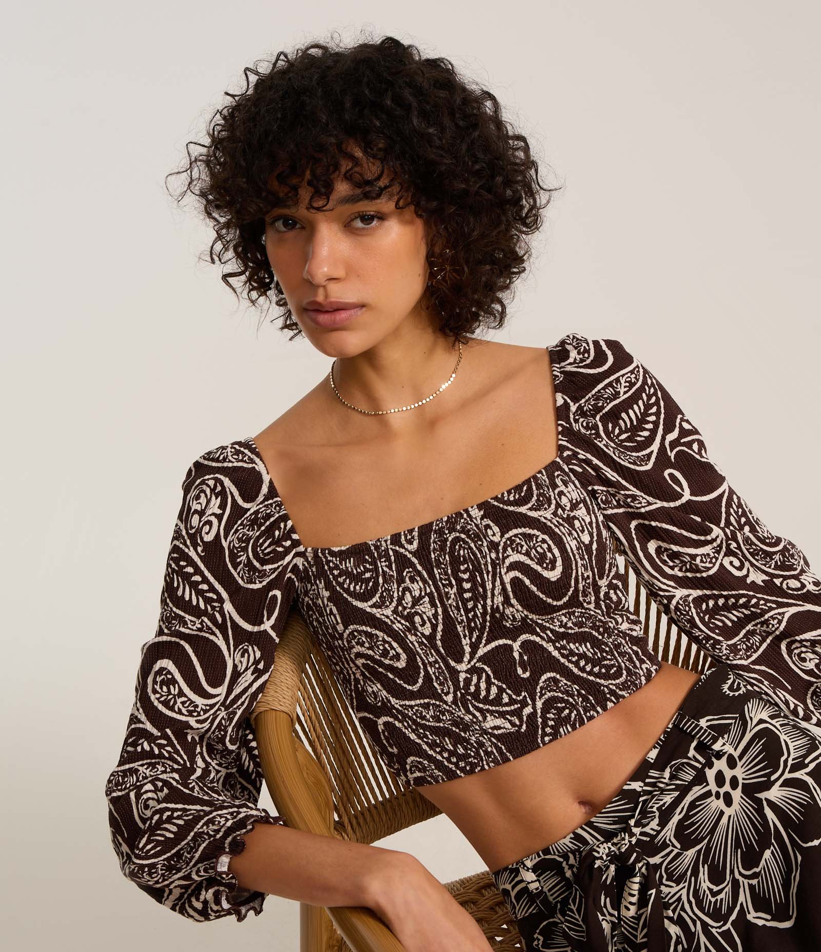 Blusa Cropped Texturizado com Lastex no Corpo e Estampa Paisley Preto 1