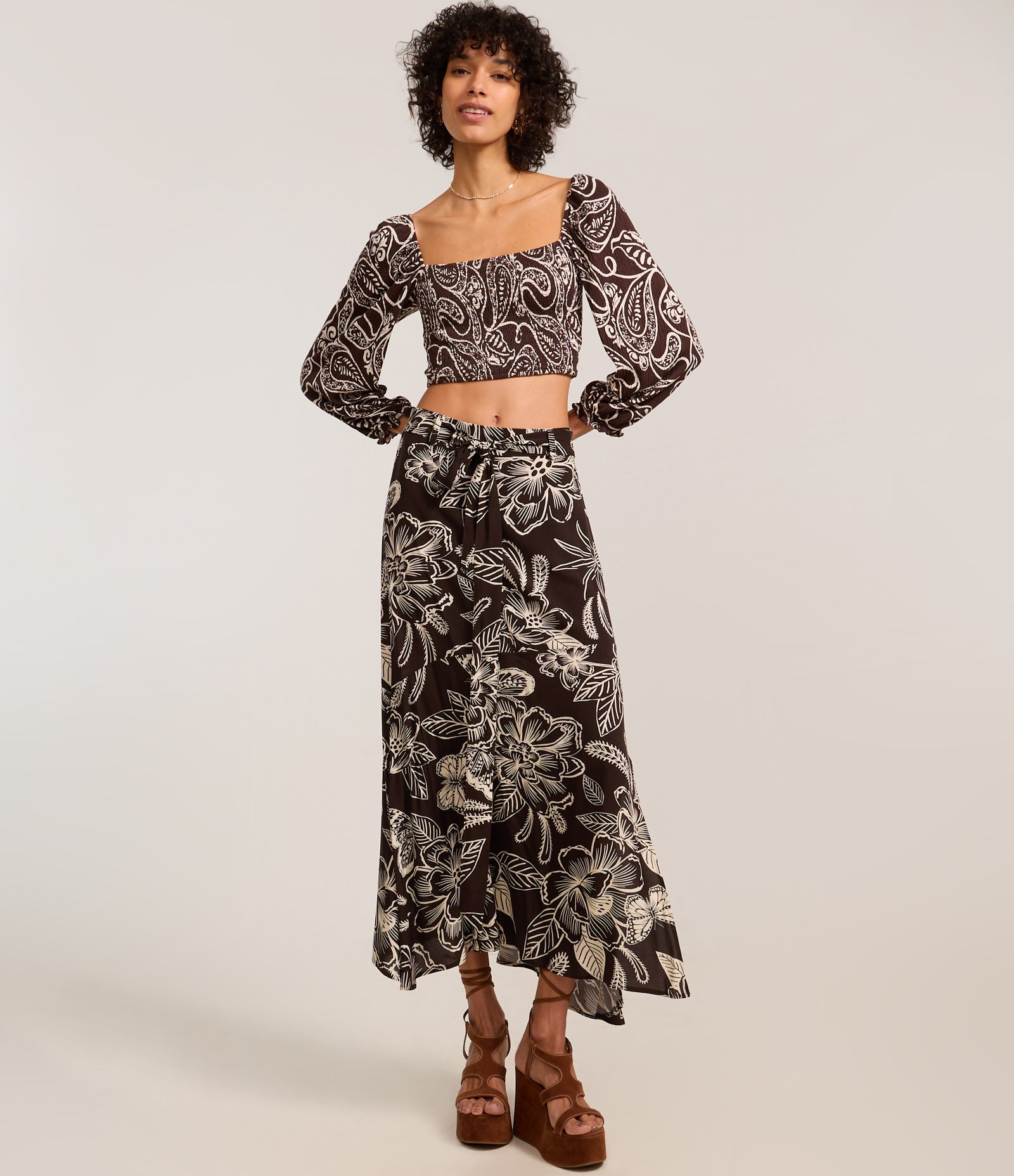 Blusa Cropped Texturizado com Lastex no Corpo e Estampa Paisley Preto 2