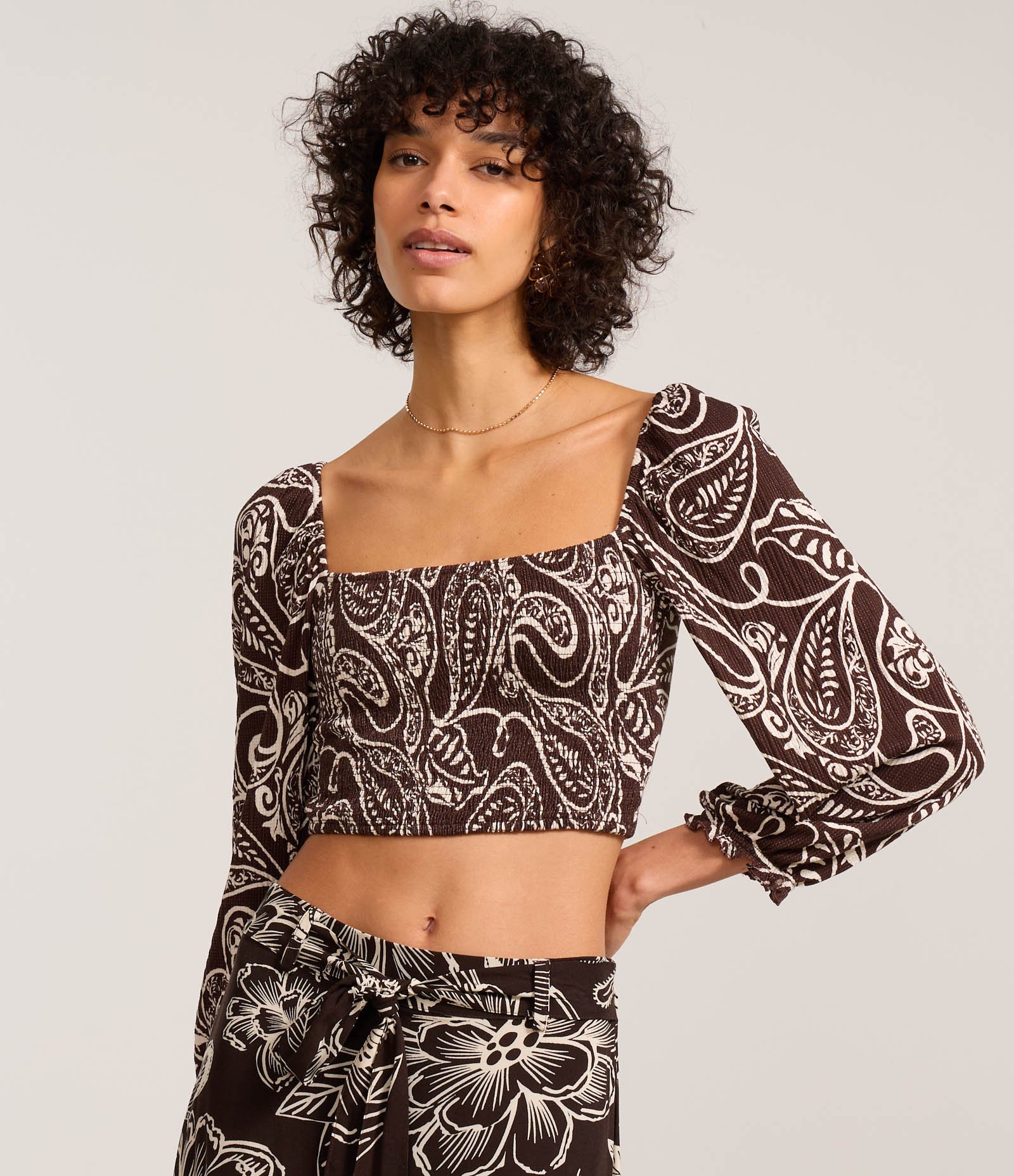 Blusa Cropped Texturizado com Lastex no Corpo e Estampa Paisley Preto 3