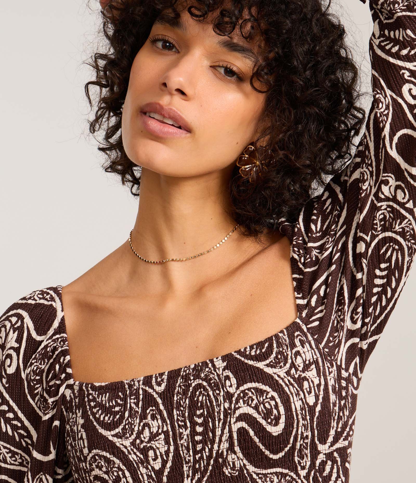 Blusa Cropped Texturizado com Lastex no Corpo e Estampa Paisley Preto 4