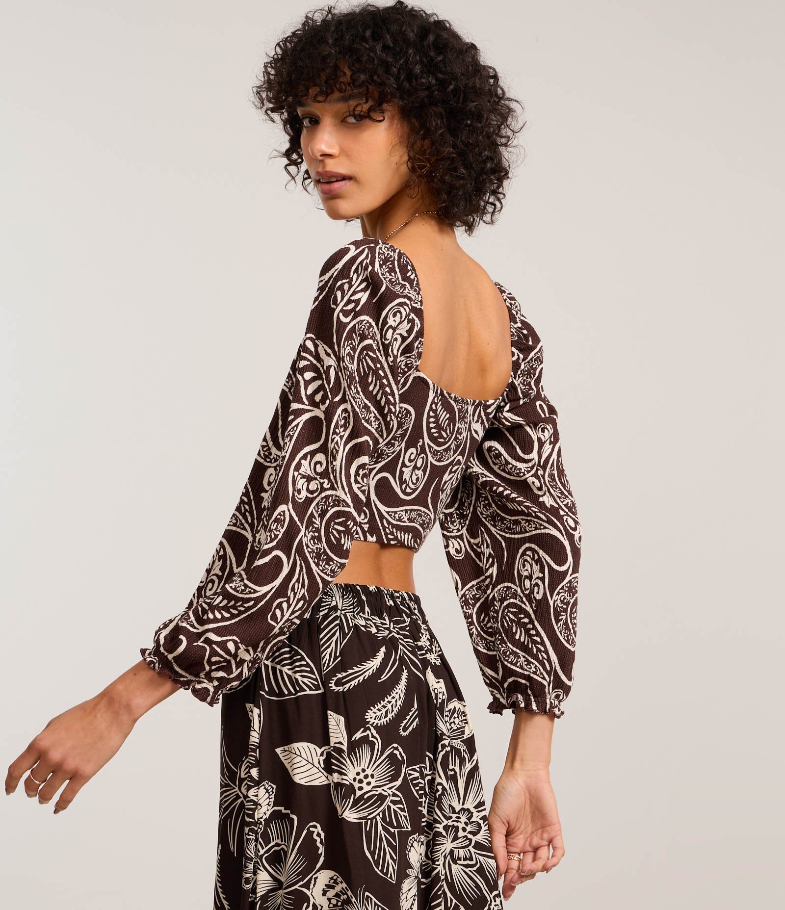 Blusa Cropped Texturizado com Lastex no Corpo e Estampa Paisley Preto 5