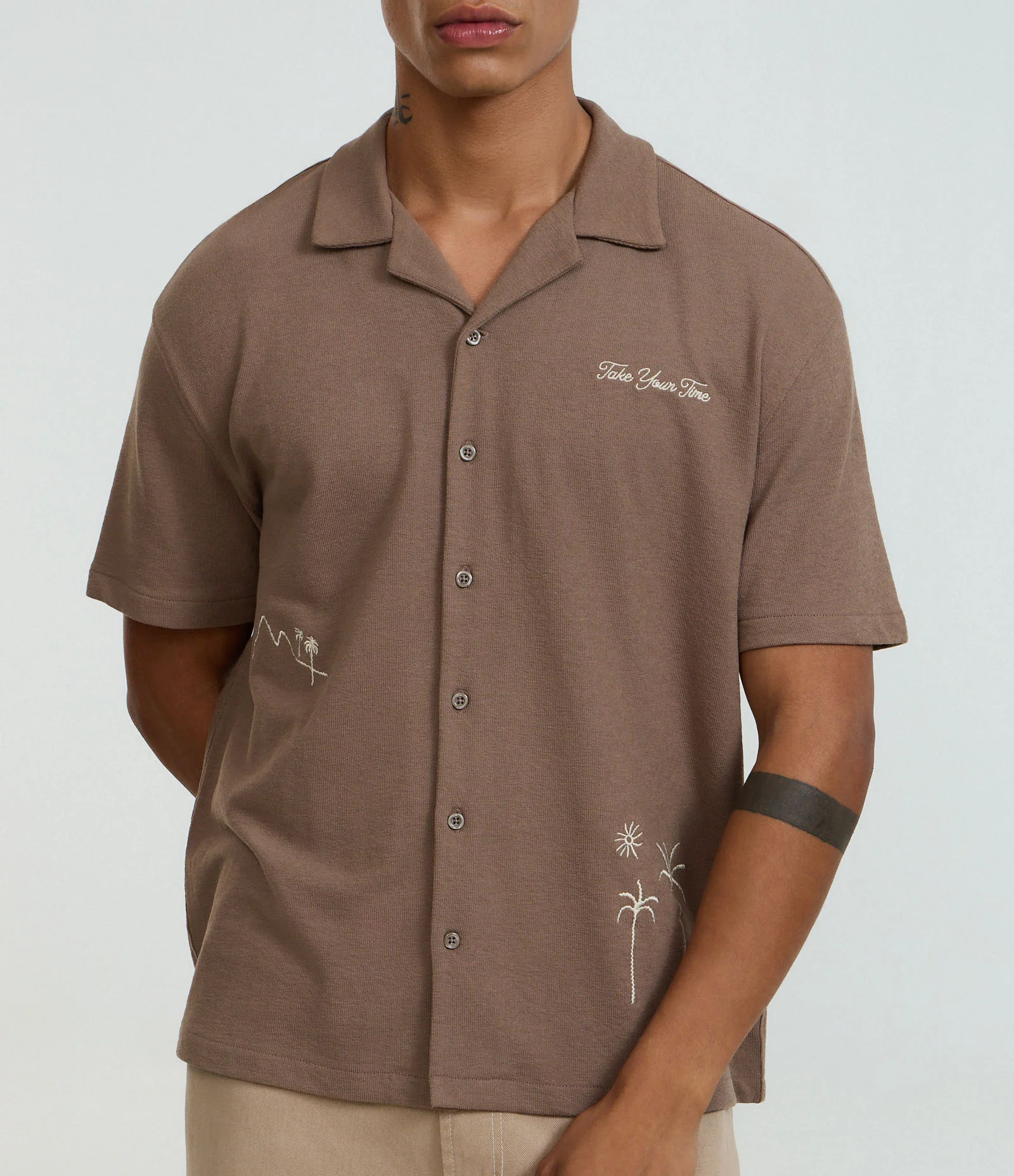 Camisa Boxy em Algodão com Bordado de Coqueiros Marrom 4