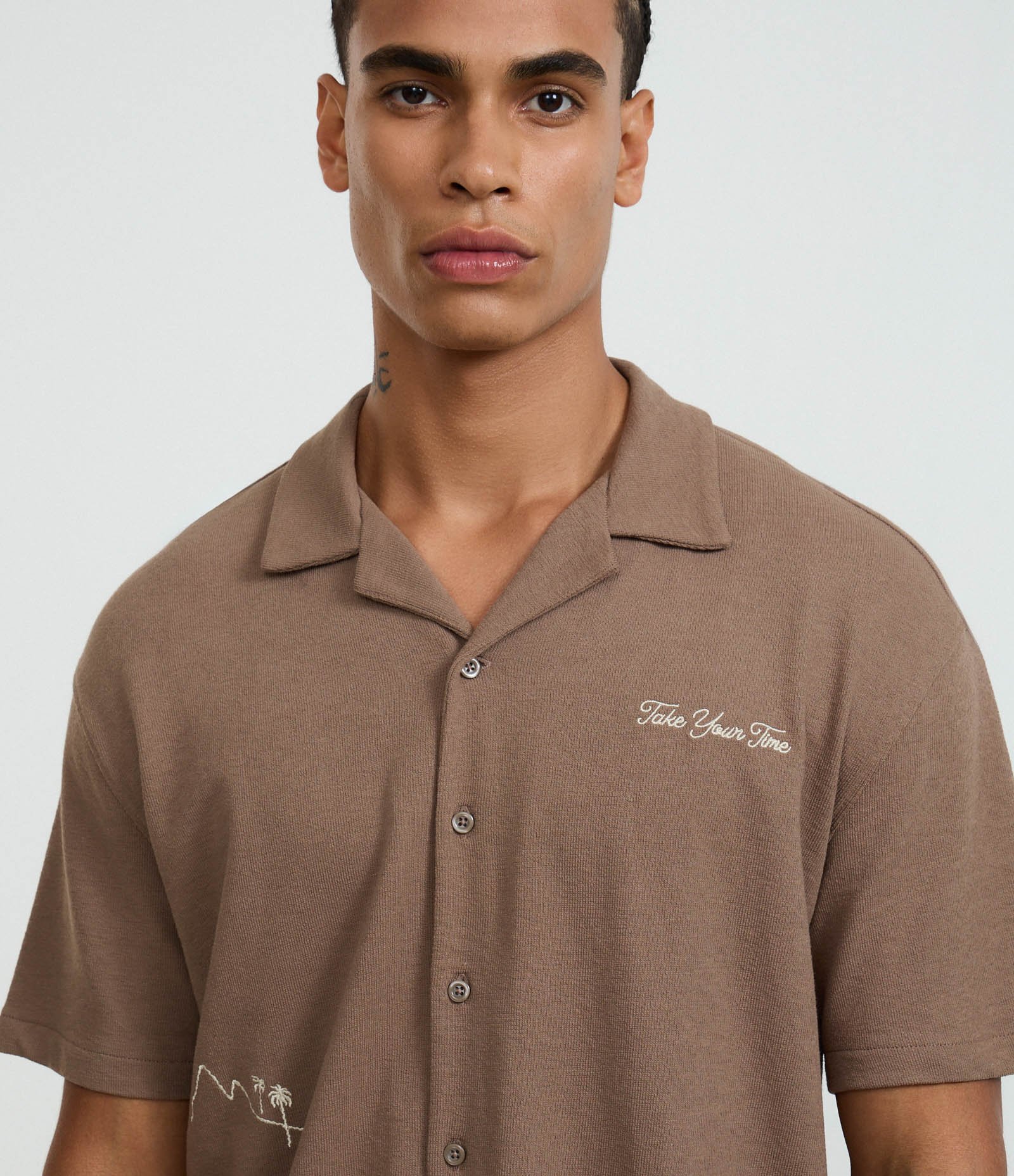 Camisa Boxy em Algodão com Bordado de Coqueiros Marrom 5