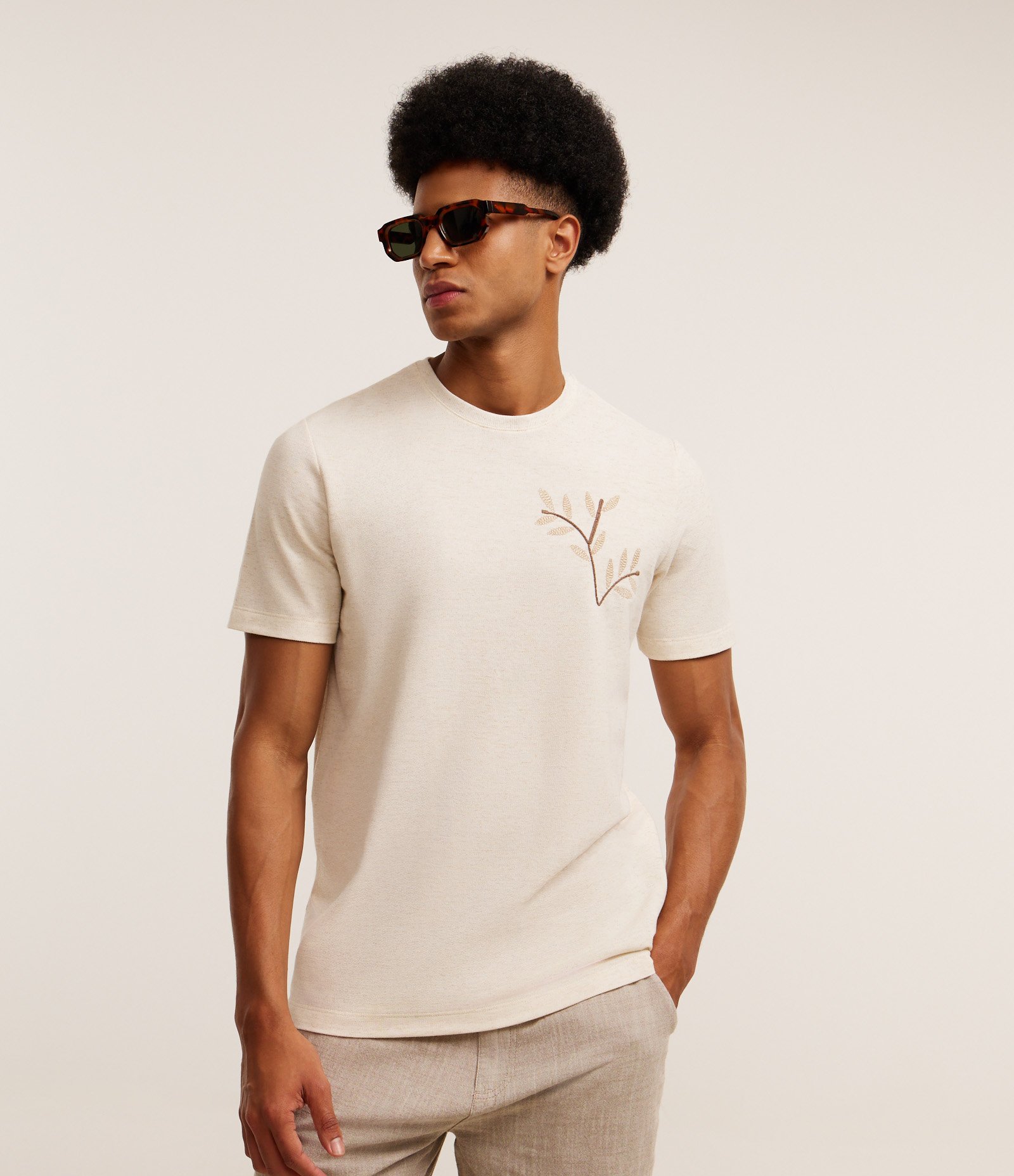 Camiseta Regular em Algodão com Bordado Floral Bege 1