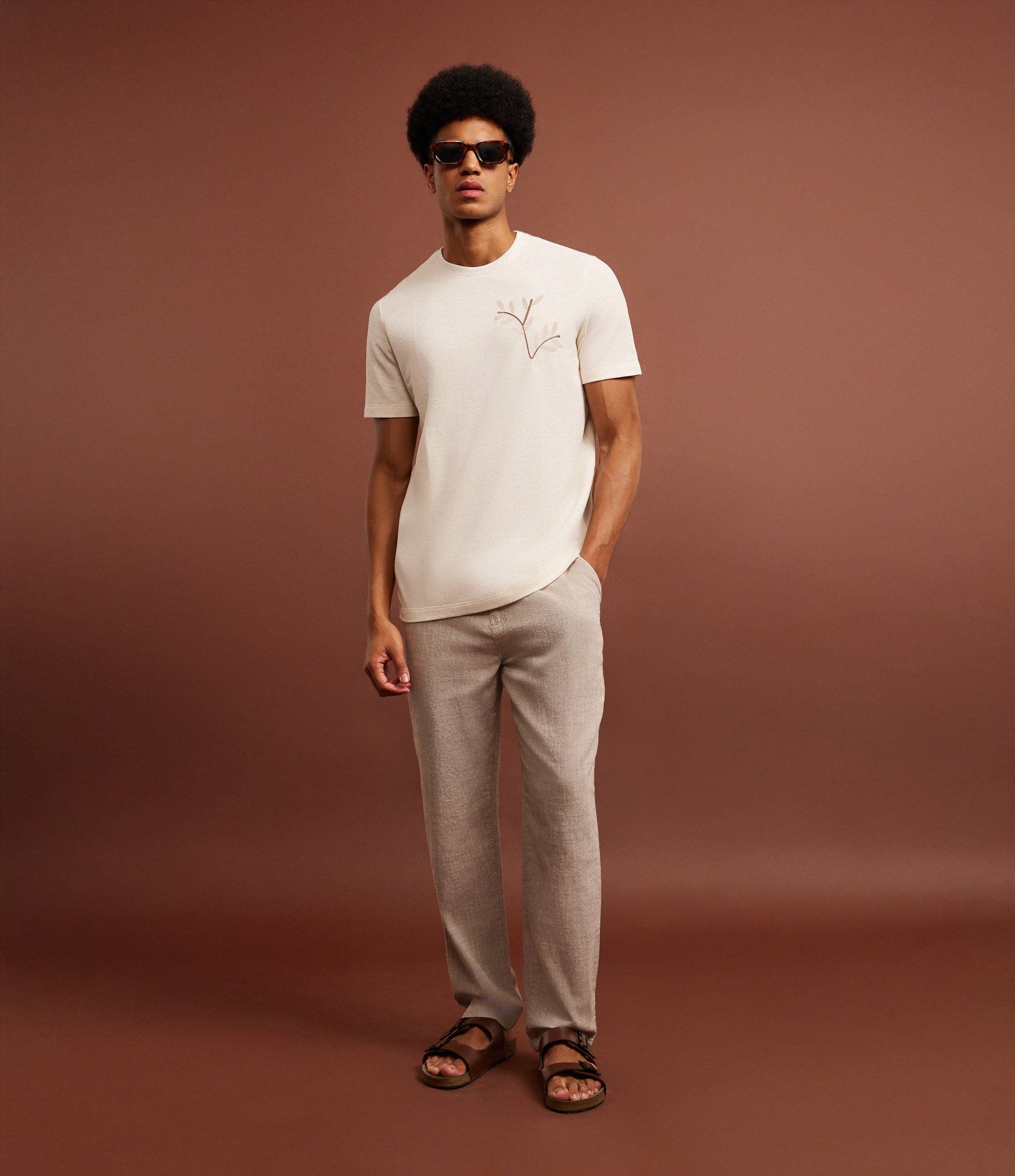 Camiseta Regular em Algodão com Bordado Floral Bege 2