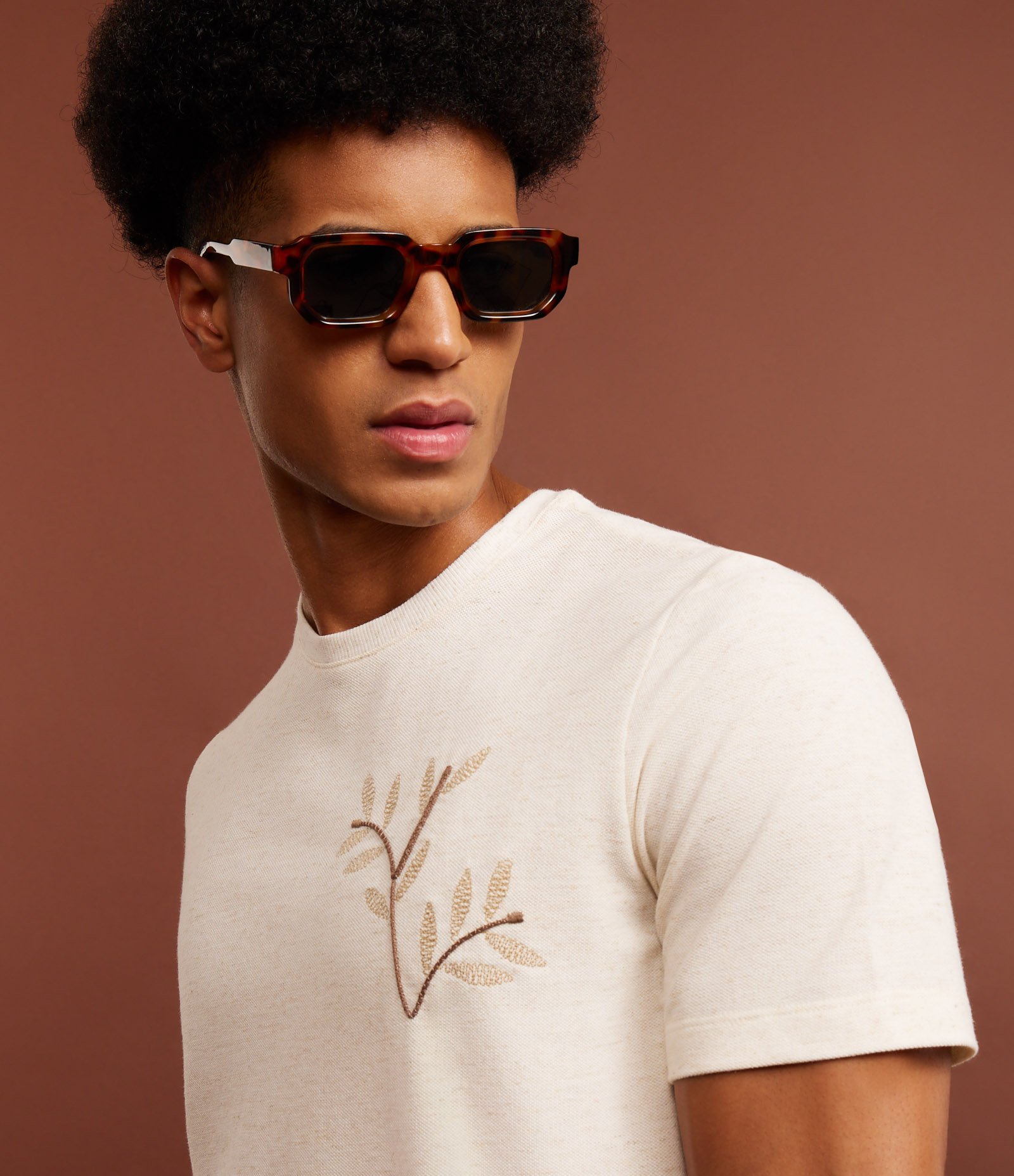 Camiseta Regular em Algodão com Bordado Floral Bege 3