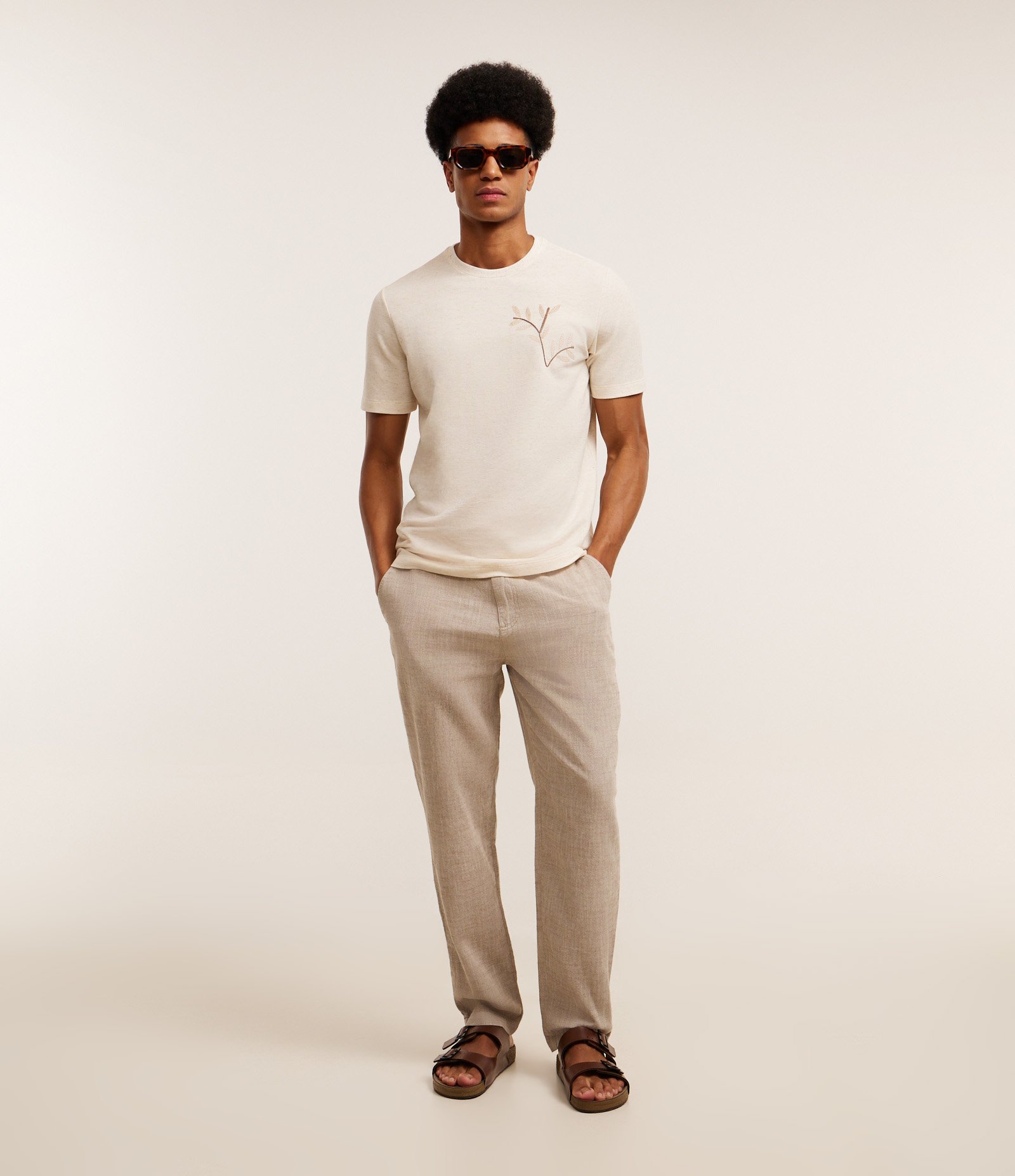 Camiseta Regular em Algodão com Bordado Floral Bege 4