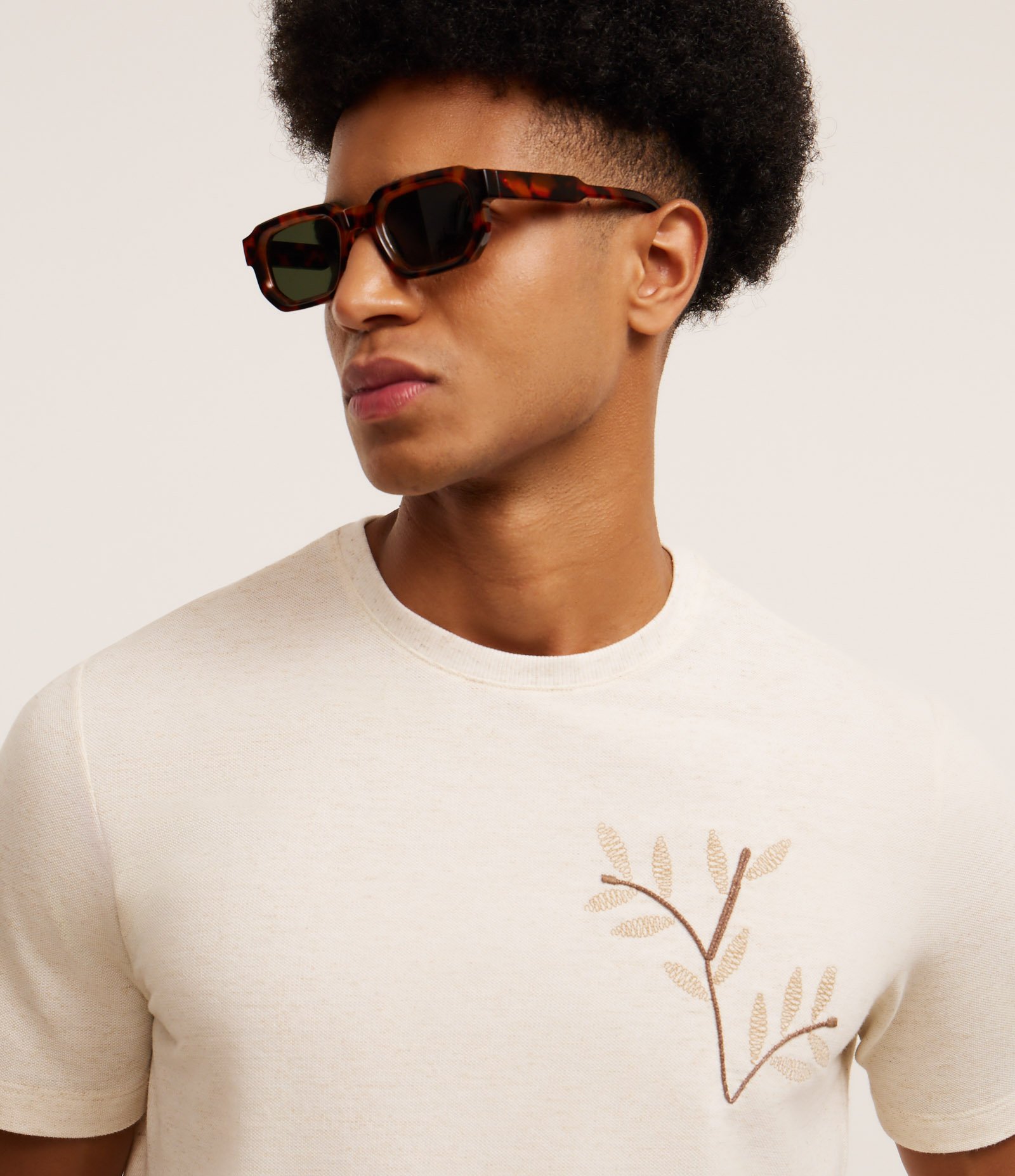 Camiseta Regular em Algodão com Bordado Floral Bege 5