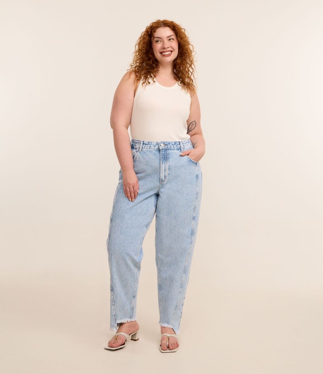 Calça Mom em Jeans com Tachas e Barra Desfiada Curve Plus Size Azul