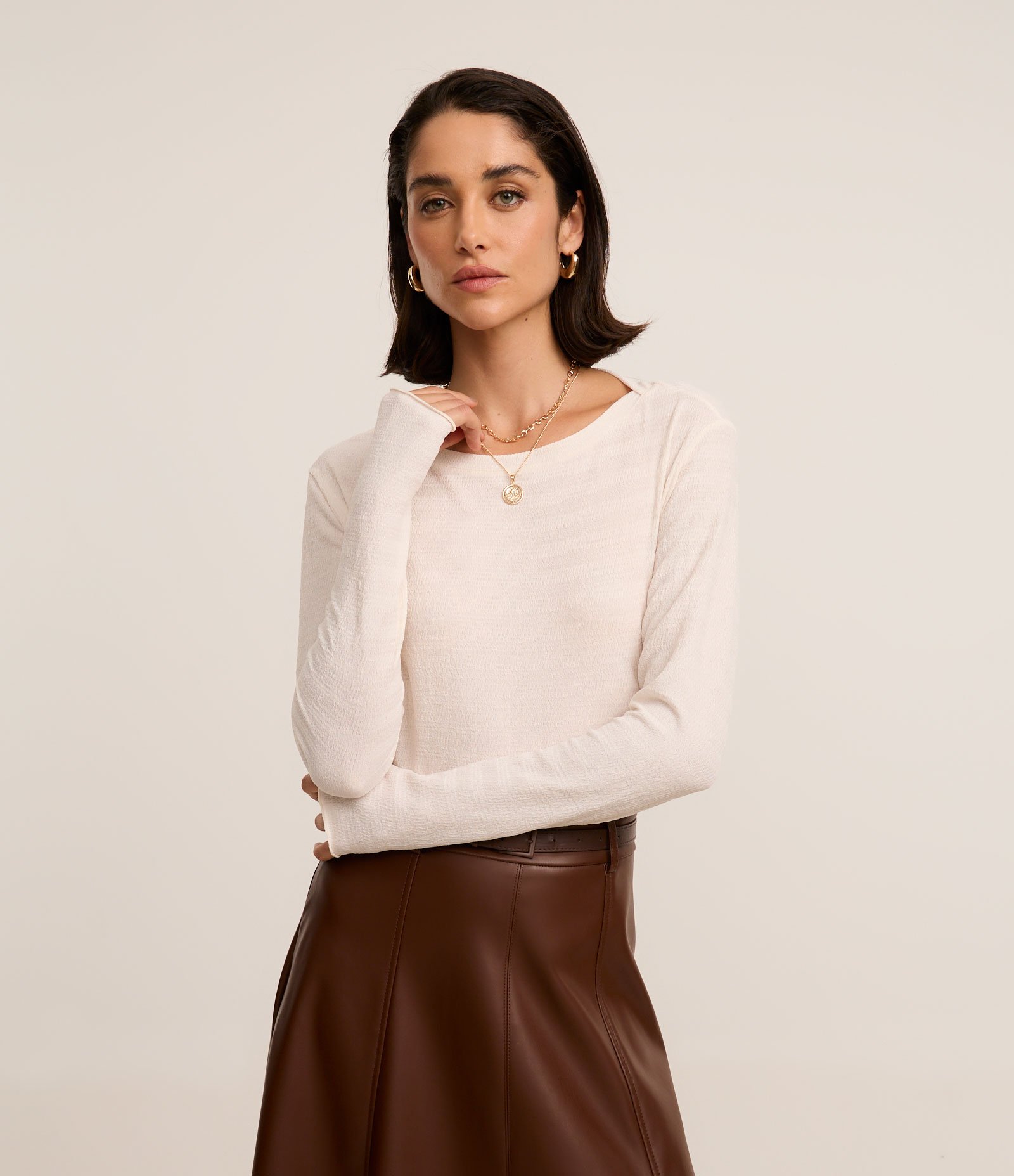 Blusa Texturizada com Listras e Recorte Dedeira no Punho Bege 1