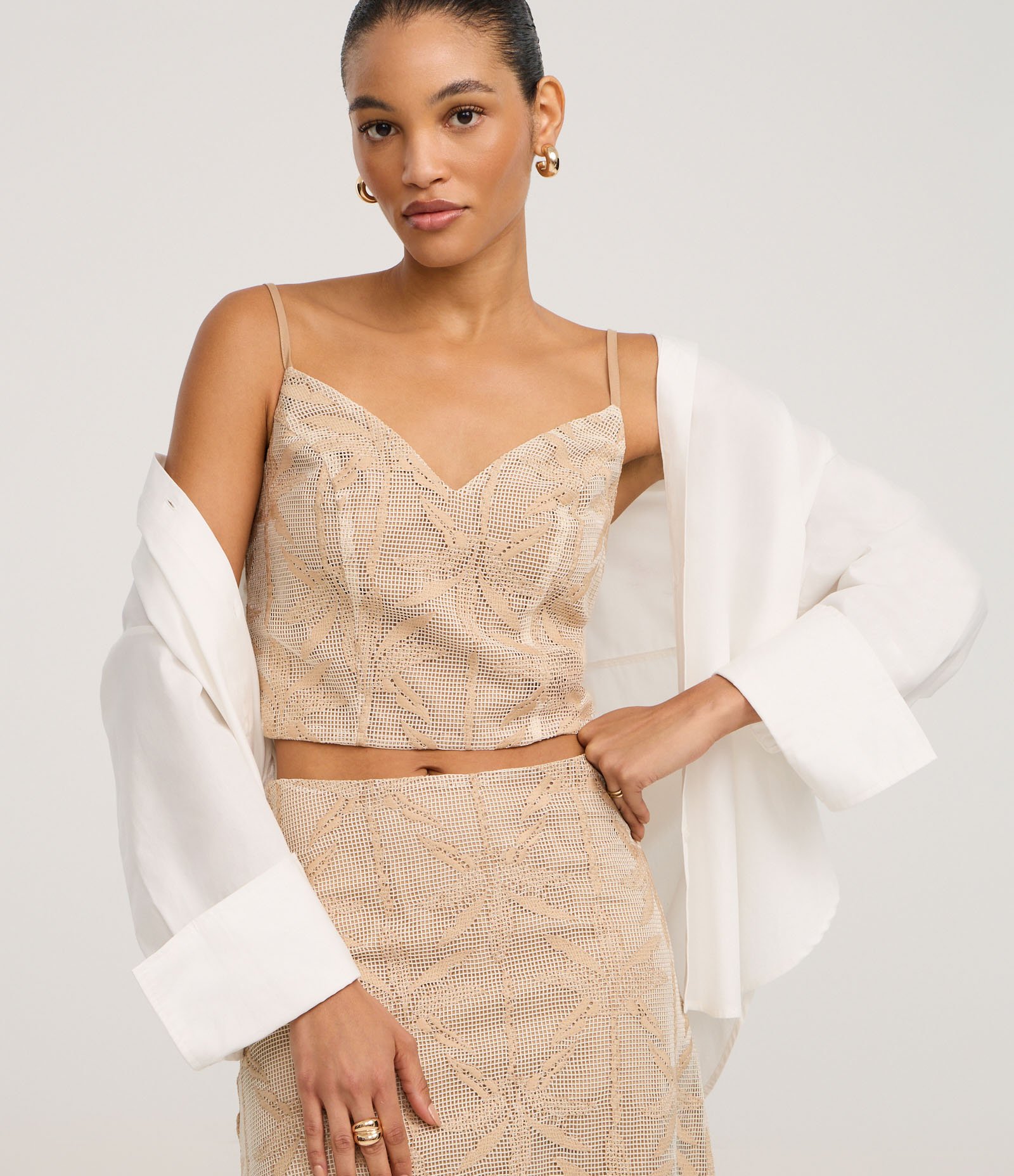 Blusa em Laise com Ponto Aberto e Bordado Folhagem Bege 1