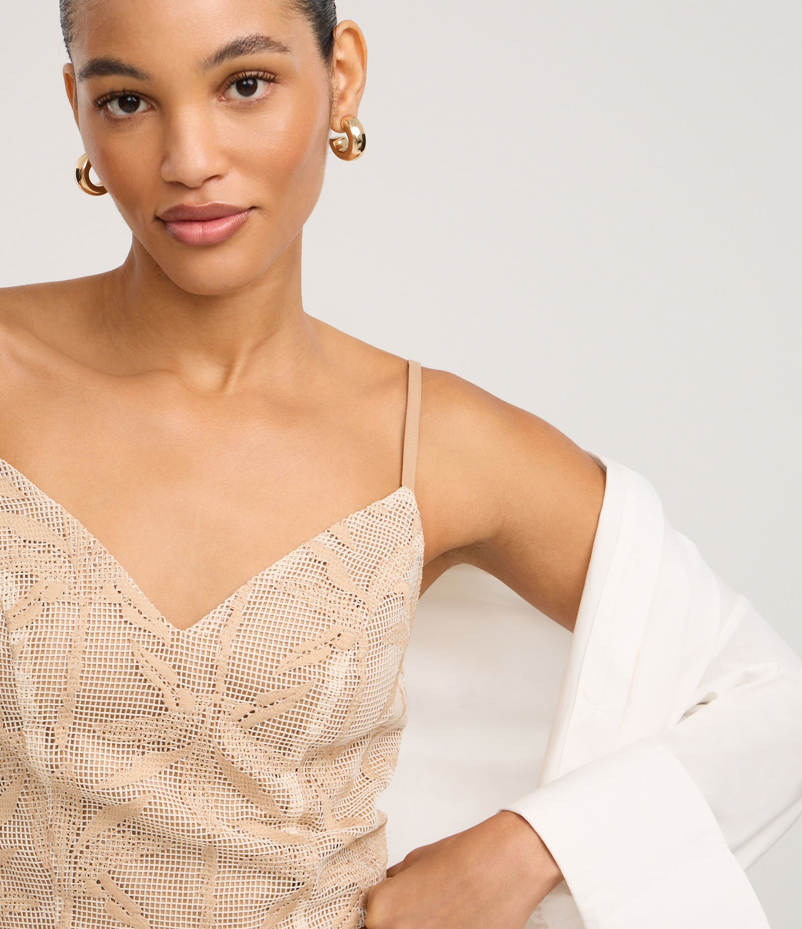 Blusa em Laise com Ponto Aberto e Bordado Folhagem Bege 3